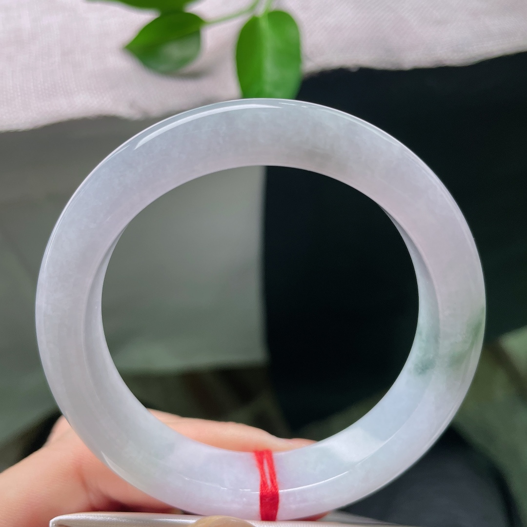 55/12.5/9.1，飘花正圈，皮纹，既有紫罗兰的贵气雅致，又有飘花的灵动洒脱，一镯兼得两种不一样的玉石韵味。ss59022a