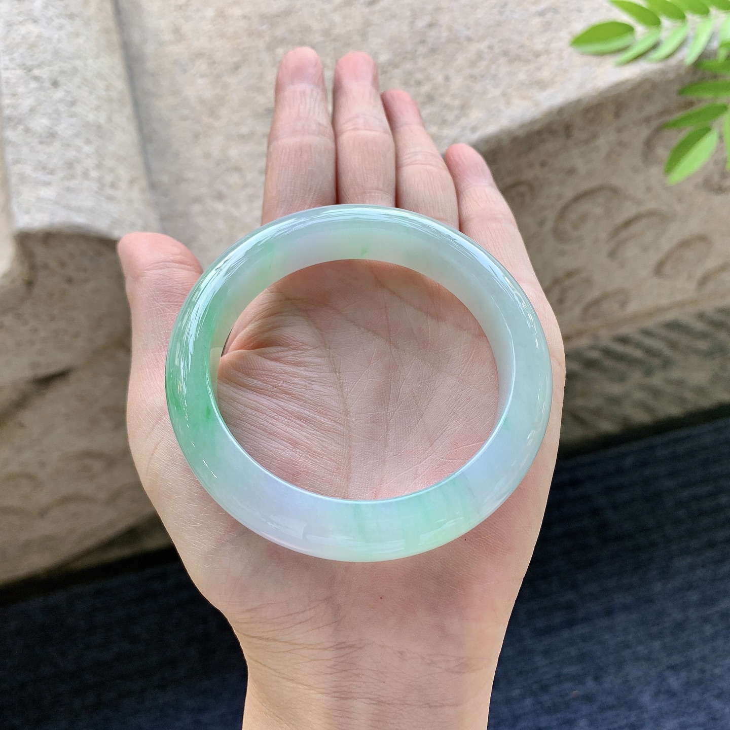 正圈54 55 圈口55.6/12.3/8.9 编码C11091503 春彩，水润，种老，细腻，无裂