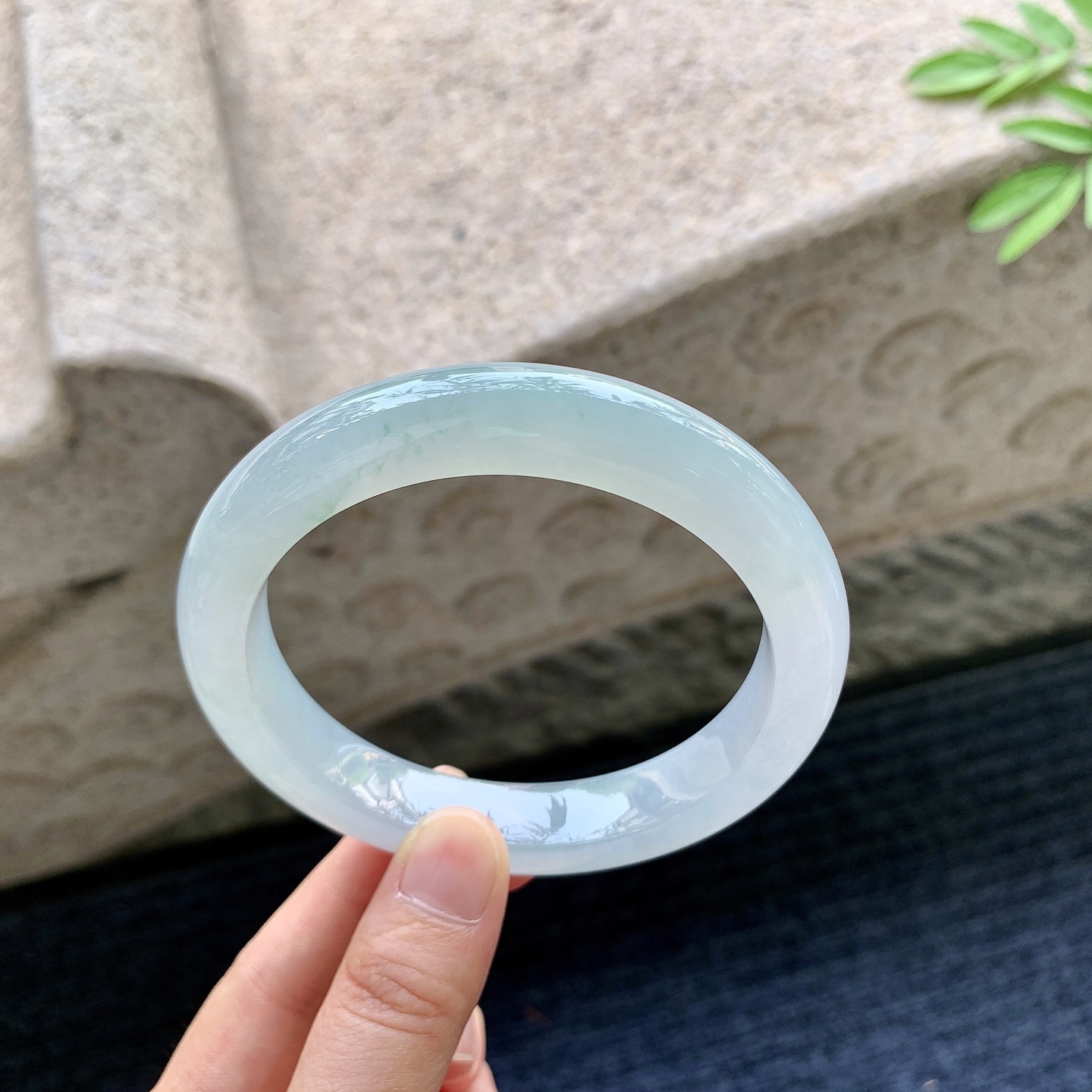 正圈53 54 圈口54.8/12.4/10.2 编码T1090727 糯冰淡春彩，水润，种老，细腻，有纹线