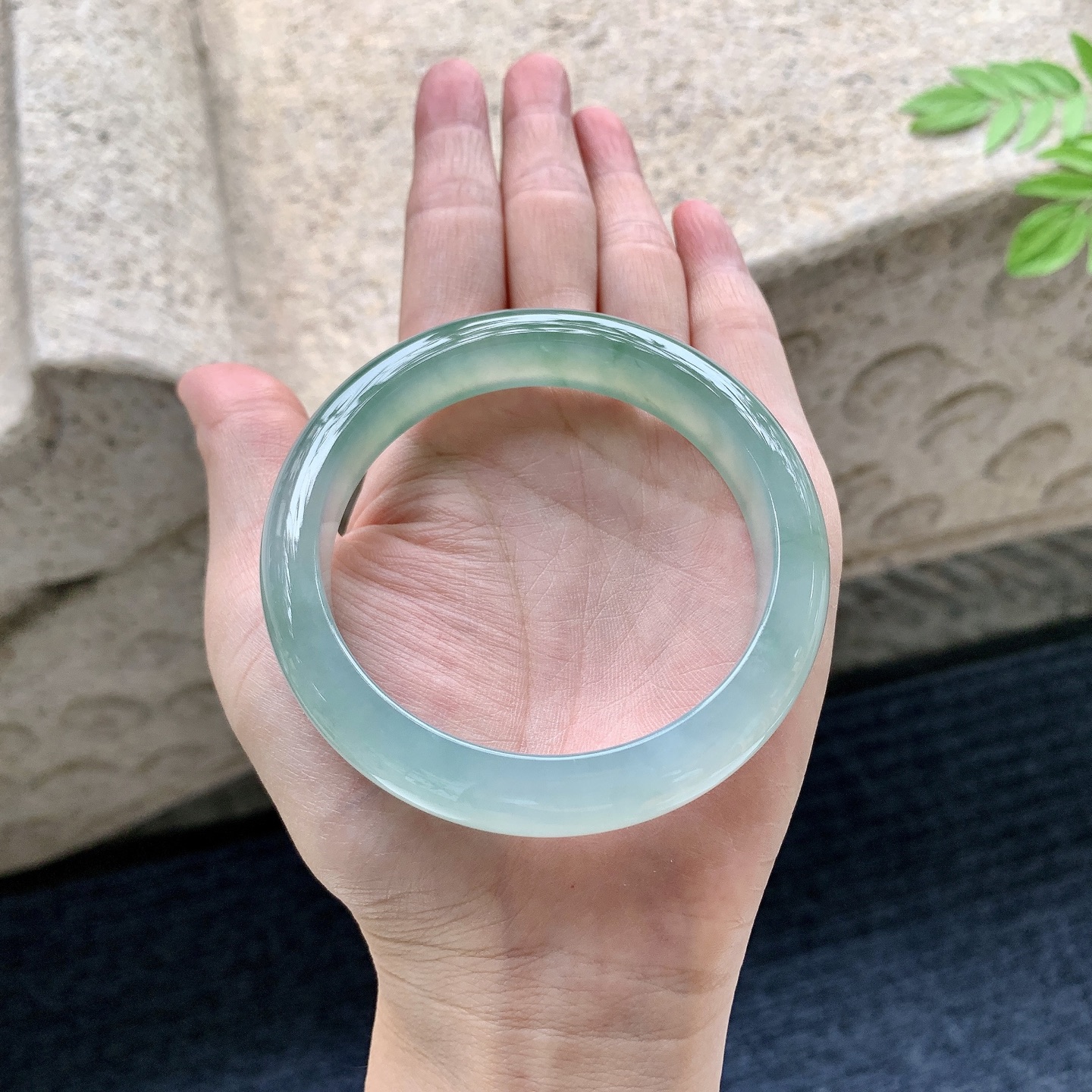 正圈58 59 圈口58.2/12.5/8.5 编码Q5090725 糯冰飘绿，水润，种老，细腻，打灯有棉线