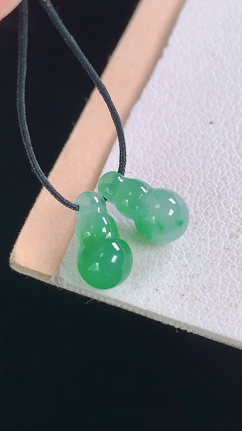 ️冰飘绿葫芦，无裂 尺寸:9.8-5.4-5.0mm 13