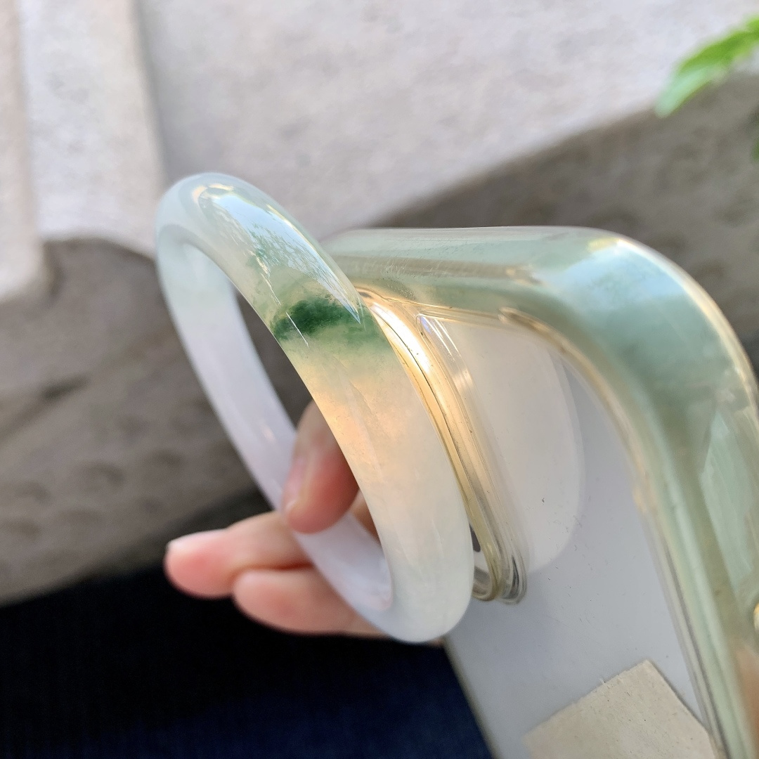 圆条53 54 圈口54.1/19.7/10.5 编码FL091341 糯冰飘绿，水润，种老，细腻，打灯有纹线