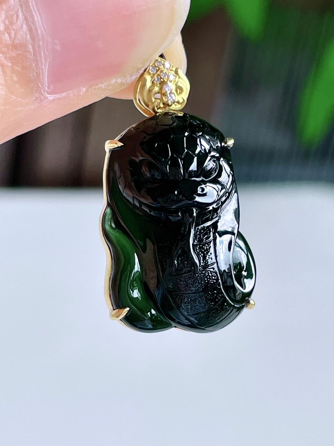 【墨翠】墨翠生肖蛇吊坠 【说明】缅甸 18k金镶嵌 无裂 性比高 厚装 【整体】26.7-15-7.7 【裸石】20.6-15-6 【重量】5克