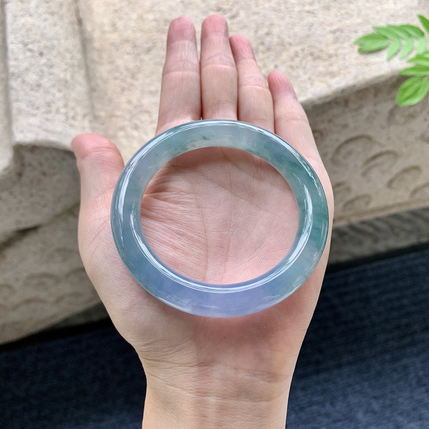 圆条51 52 圈口52.6/9.7/9.6 编码B2090717 冰糯飘花，水润，种老，细腻，打灯