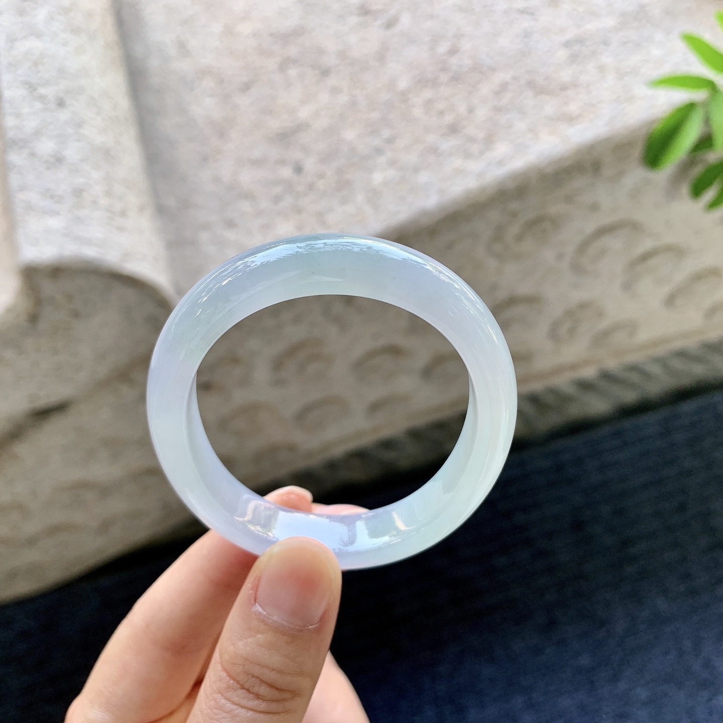 贵妃52 53 圈口53.5/46/10.7/7 编码DZ091379 糯冰春带彩，水润，种老，细腻，无裂