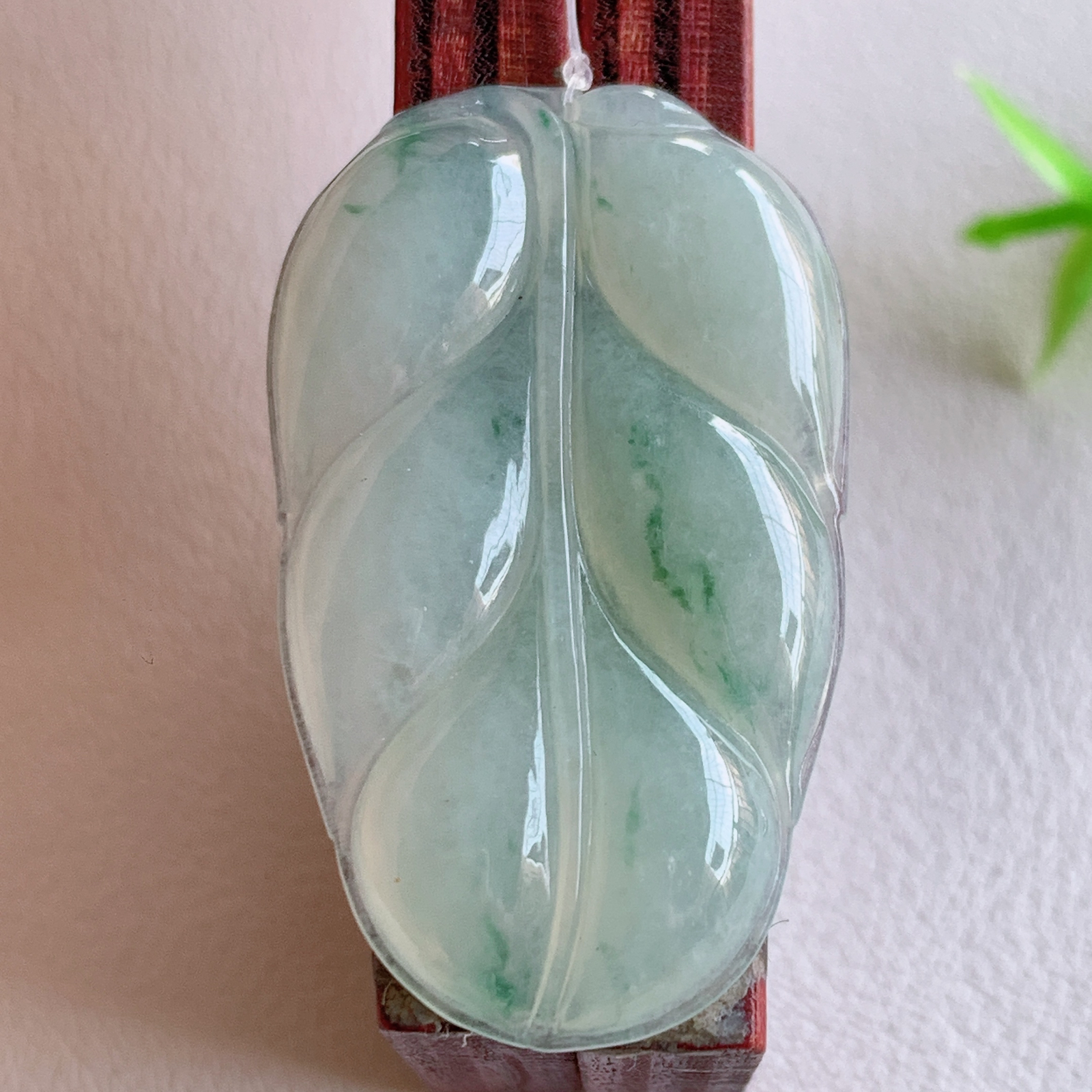 冰润飘花金枝玉叶翡翠吊坠  老种起胶感  飘花灵动  寓意“金枝玉叶，大业有成，一夜成名”  饱满大