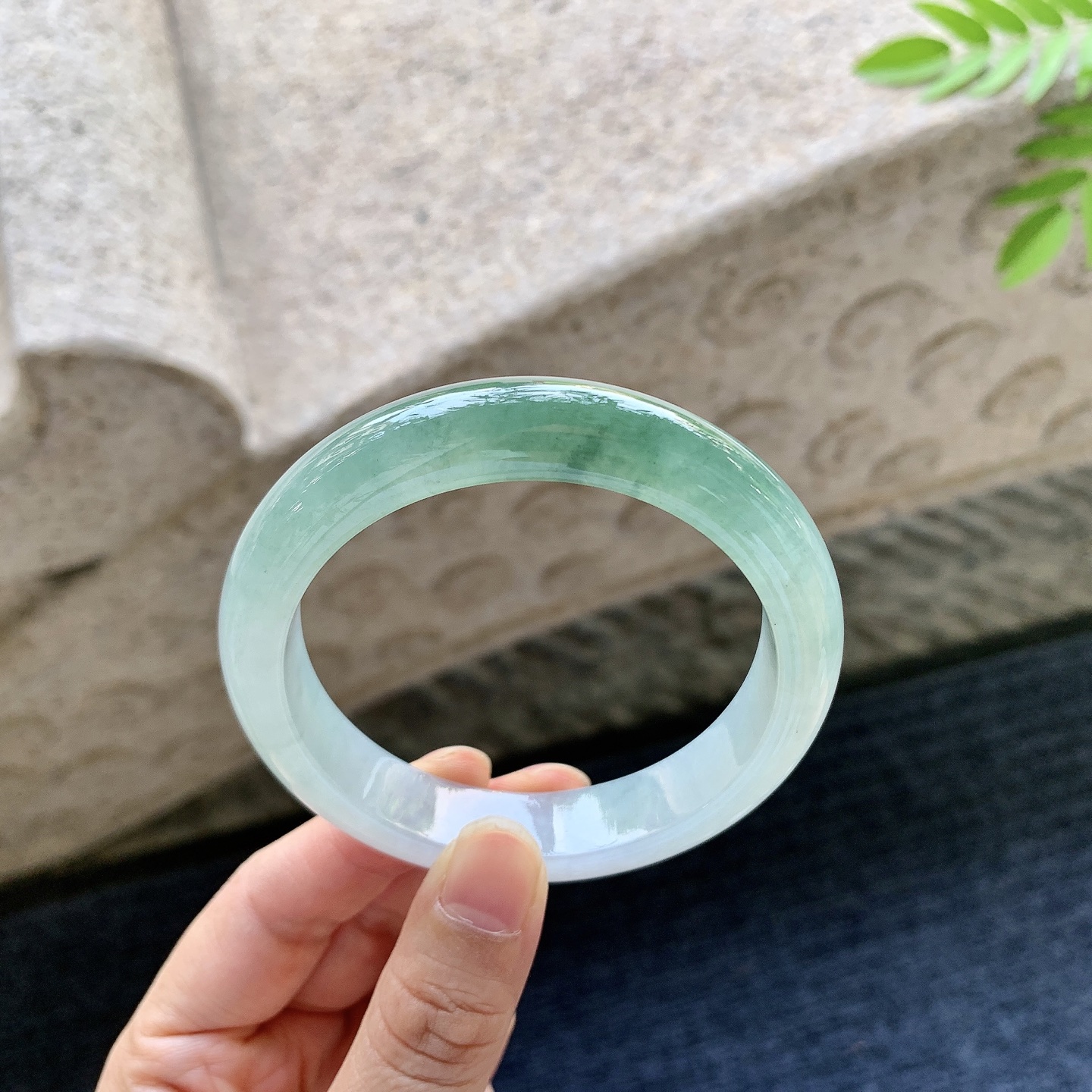 正圈55 56 圈口56.8/12.2/8.4 编码HJ091514 糯冰飘绿，水润，种老，细腻，无裂