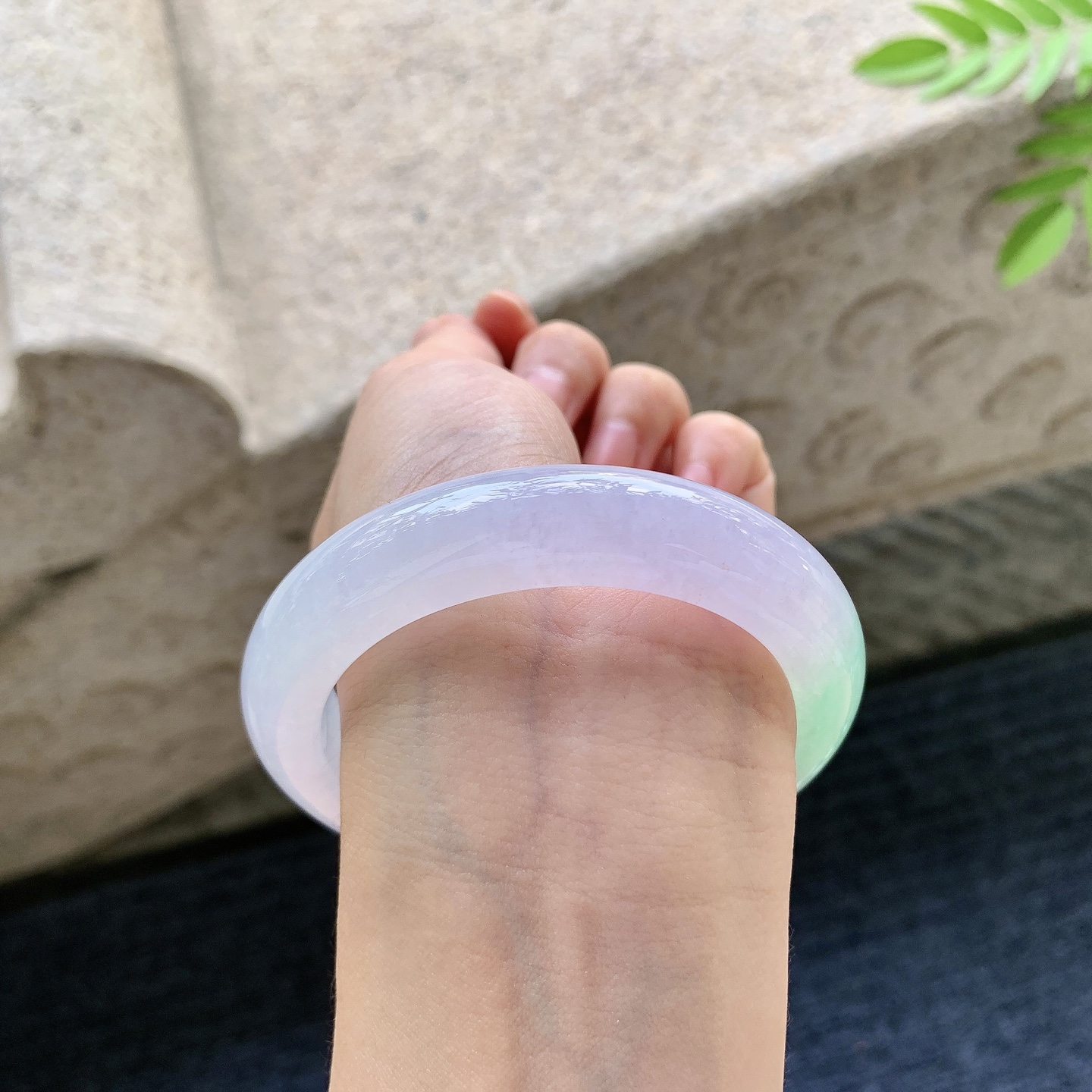 正圈55 56 圈口56/12.7/9.6 编码A3091525 冰糯春带彩，水润，种老，细腻，无裂