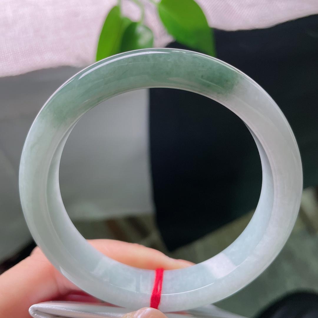 58.4/12.6/8.9，油青正圈，晶体，绿段浓淡自然，素底干净素雅，山水意境越细看越耐人回味。s