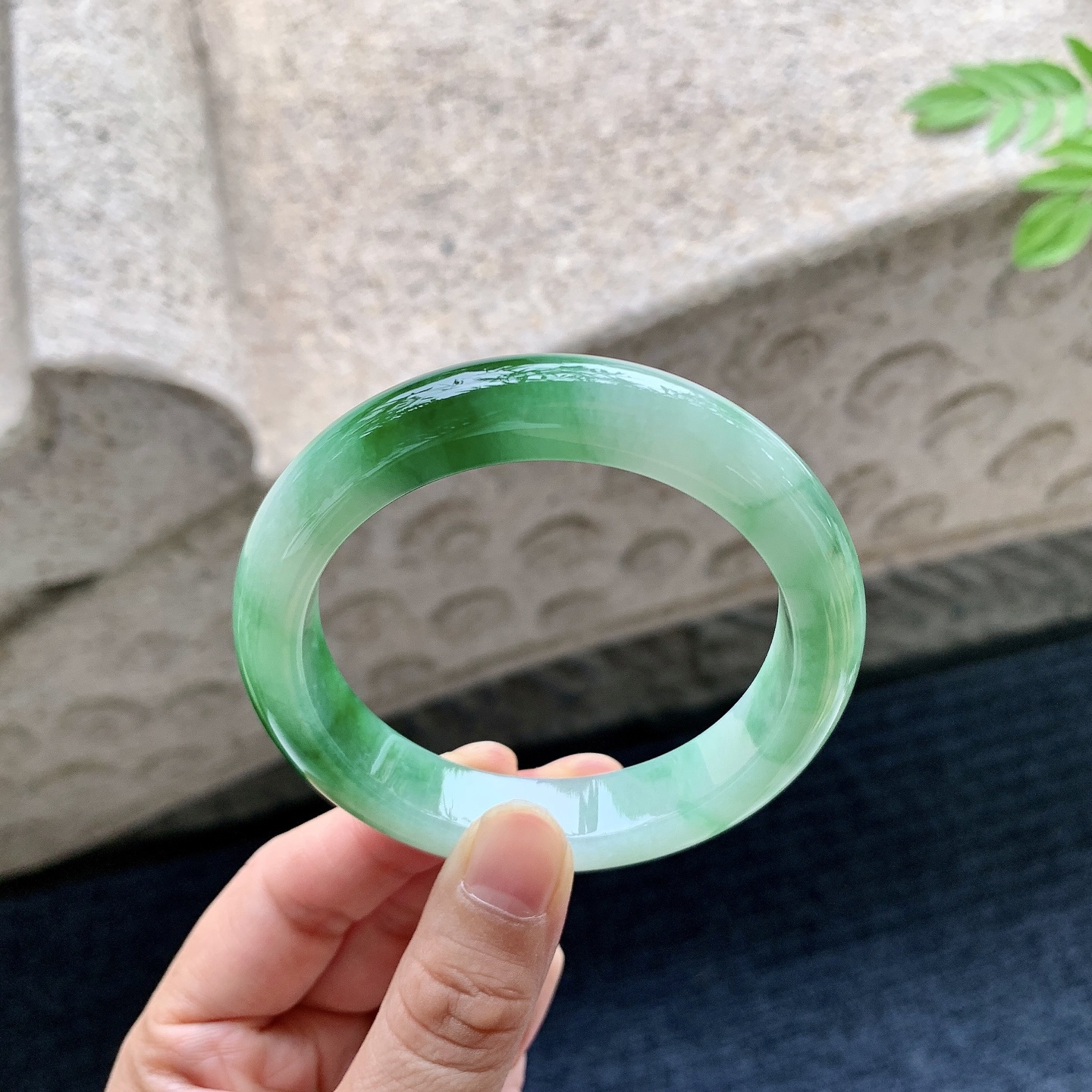 正圈54 55 圈口55/11.7/8.7 编码W6090724 糯冰飘绿，水润，种老，细腻，打灯有纹线
