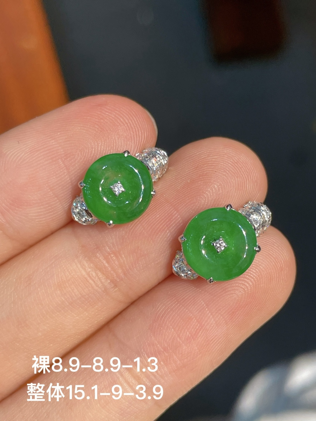 ️阳绿扣子耳扣，无裂 18k金镶嵌，8.9-8.9-1.3