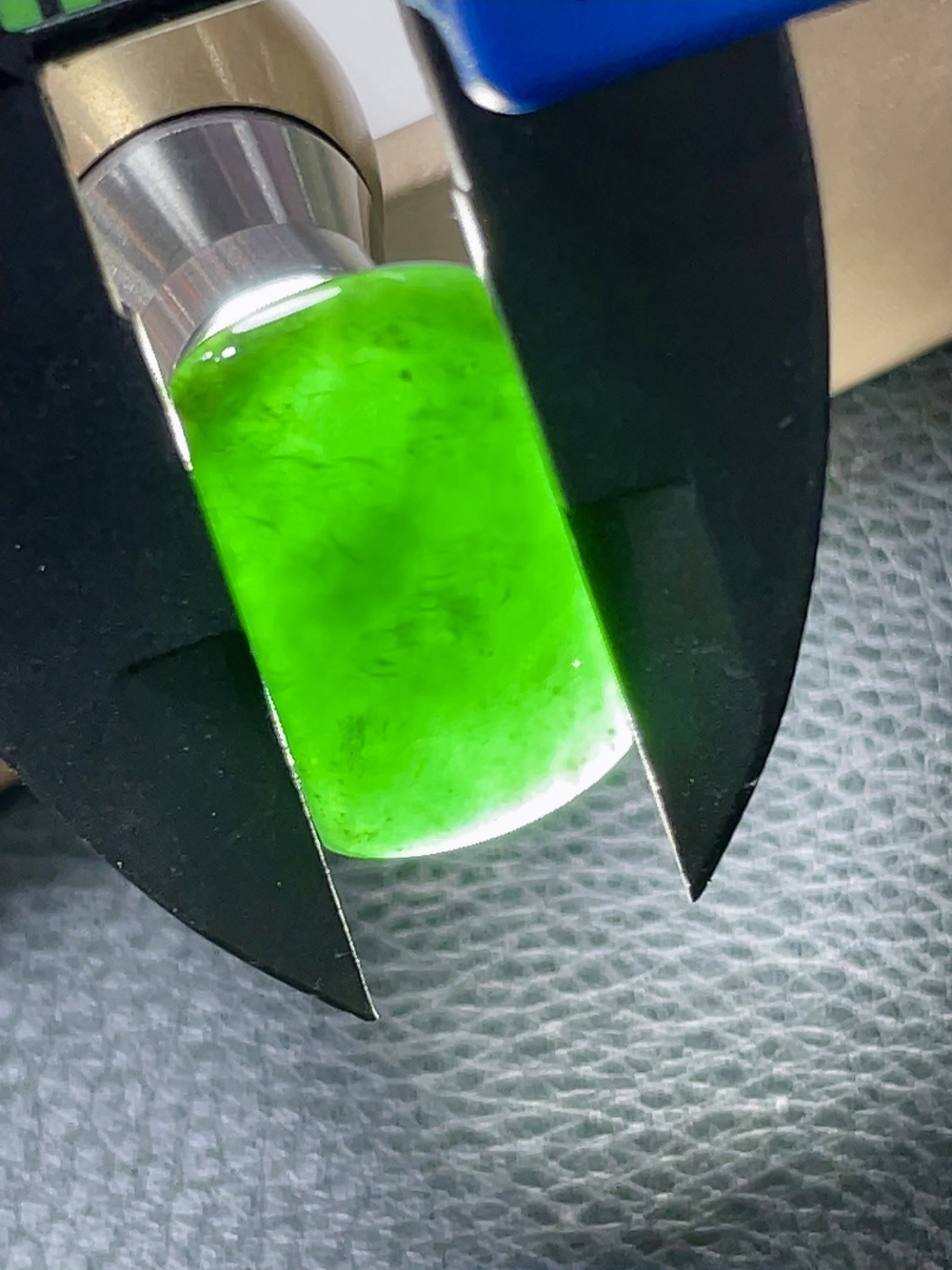 二号墨翠马鞍戒面 乌黑发亮，打灯透绿，无裂 尺寸22.8-12.9-4.3mmj14gz