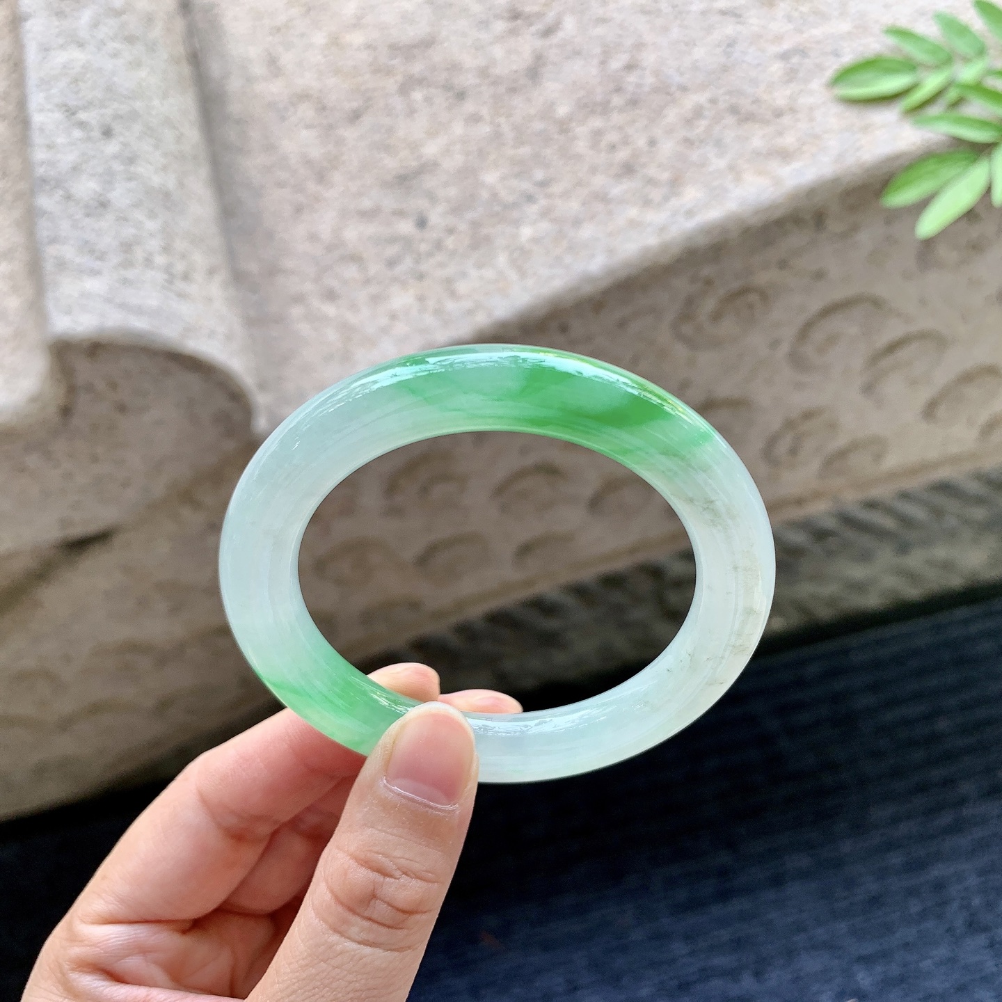 圆条50 51 圈口51.9/9.2/9.6 编码G9090918 冰糯飘阳绿，水润，种老，细腻，打灯有纹线