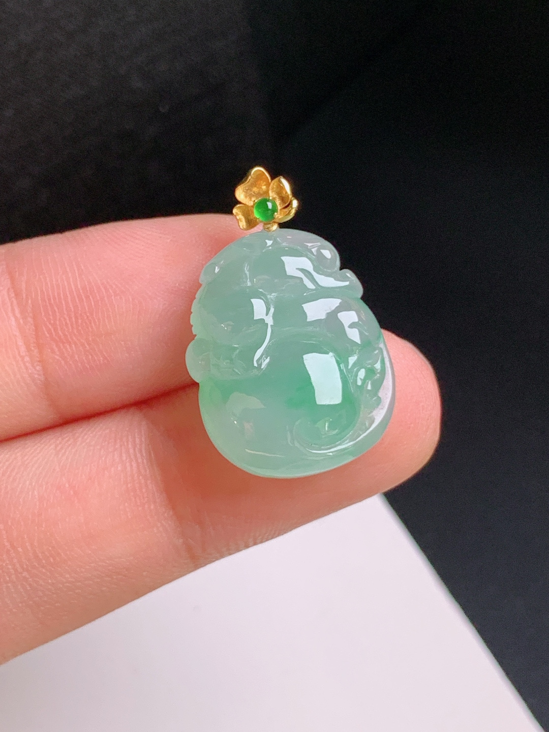 ️ 冰飘绿龙戏珠吊坠，底色清爽，造型讨喜，招财纳福 裸石18.6-15.1-6.8 整体24.1 