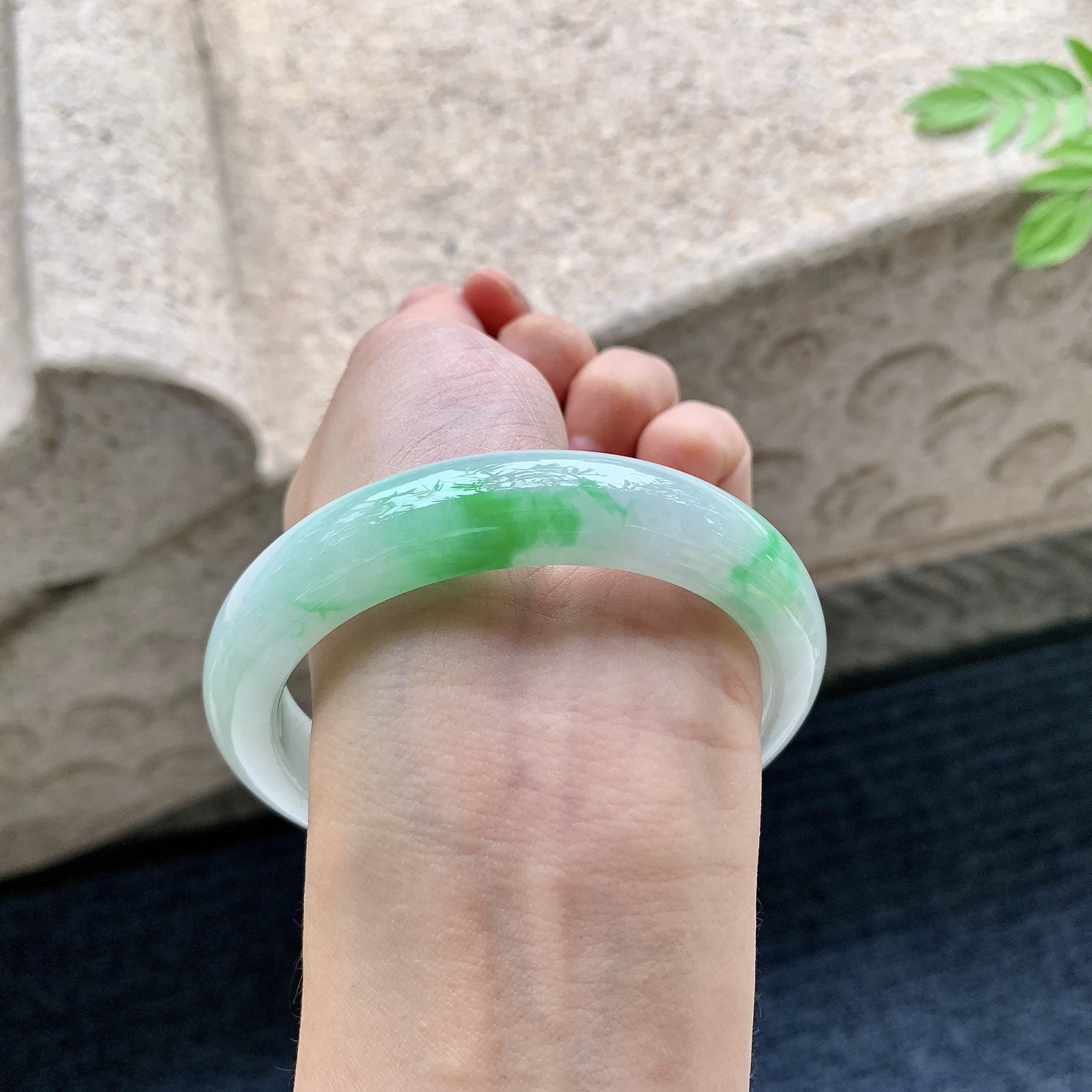 正圈58 59 圈口59.8/12.5/9 编码T1090710 细糯飘绿，水润，种老，细腻，打灯有棉线