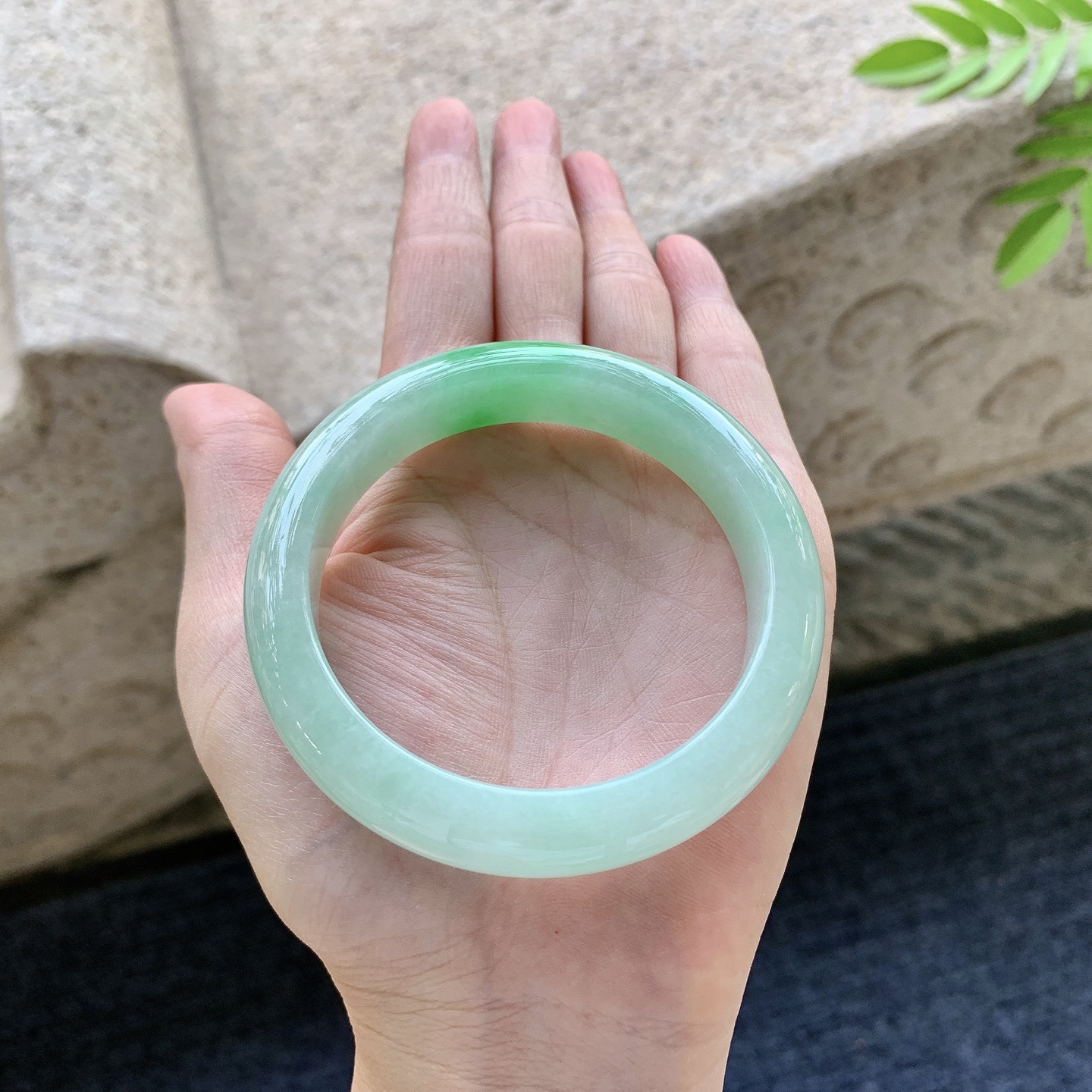 正圈54 55 圈口55.7/12.3/8.4 编码AD091517 细糯飘绿，水润，种老，细腻，打灯有棉线