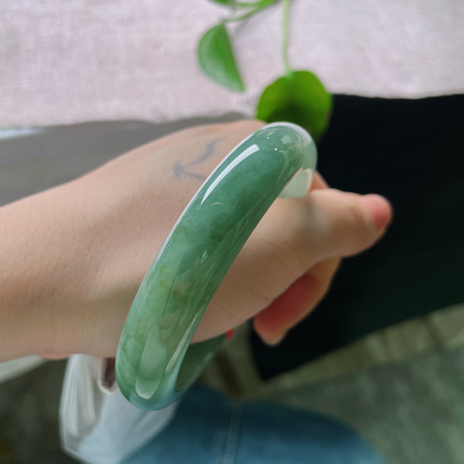 特惠活动，57.6/12.6/8.7，油青正圈，一点皮纹，一汪幽潭锁素环，整只镯子裹着温润的湖调青绿，不艳不烈，腕间自带一份安然清宁。ss56986a