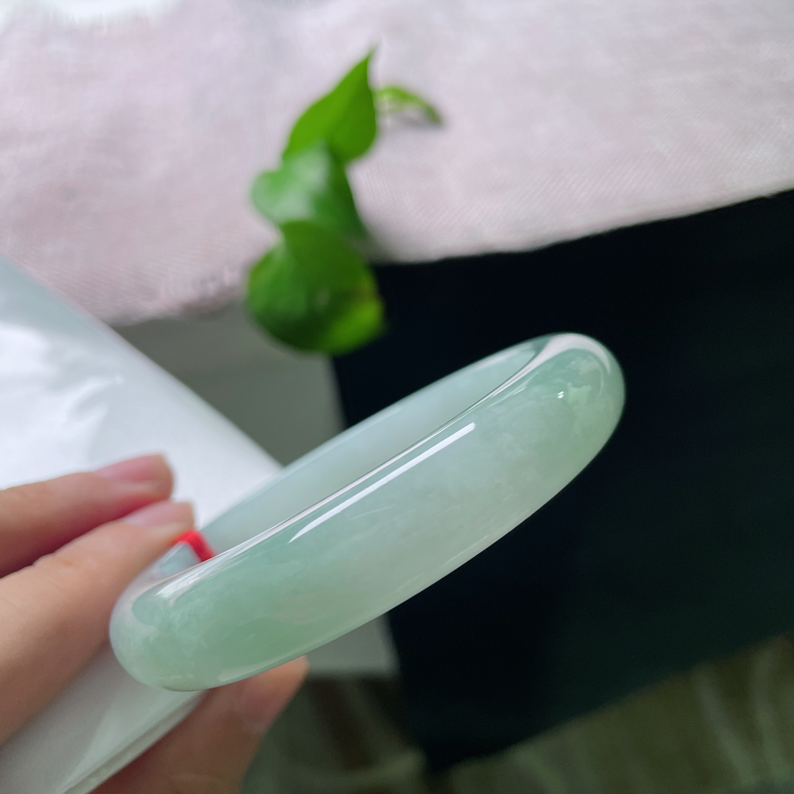 秒杀，57/12.9/8.7，绿底正圈，无裂，有一处晶莹剔透水路，莹润清透温婉雅致，上手衬得人美丽动人。ss58504a。