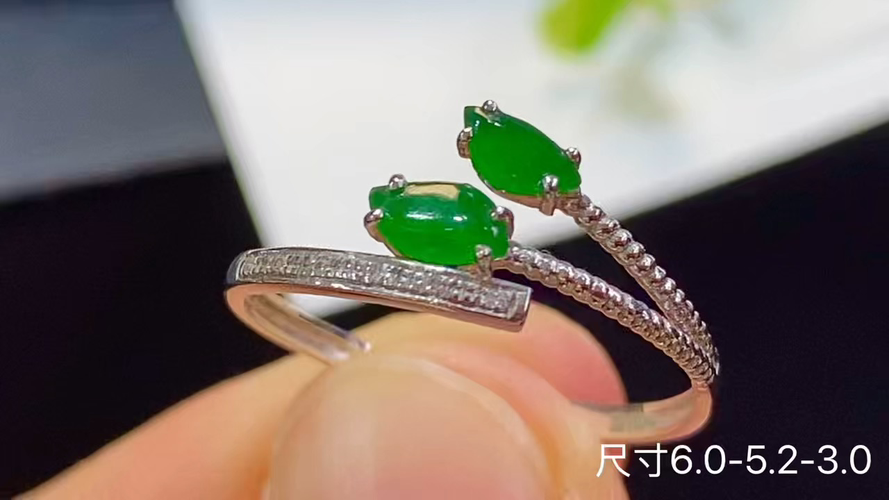 ️ 18k金+钻阳绿戒指，无裂，6.0-5.2-3.0