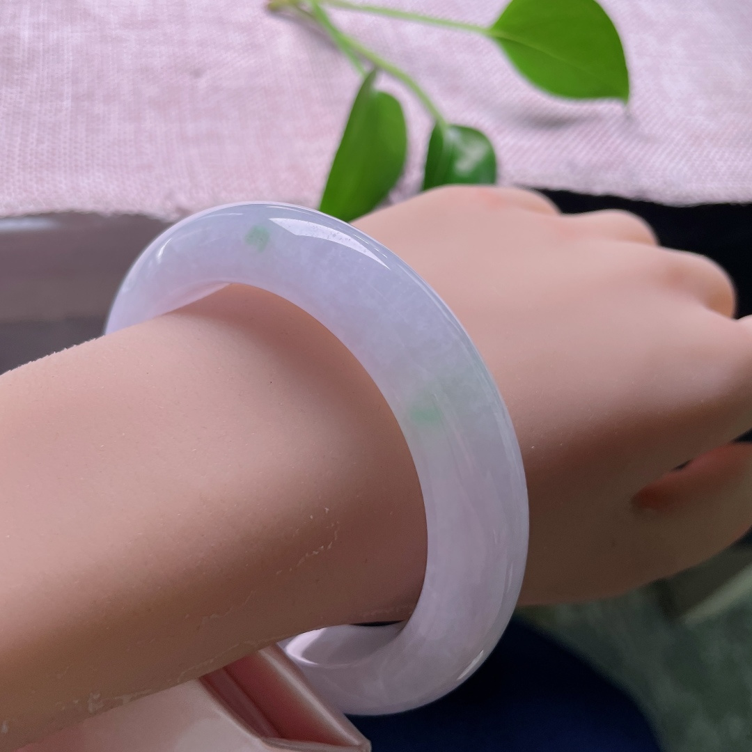 59/13/10.5，春彩正圈，一点皮纹，玉质细腻胶感十足，白底衬俏绿，像春风携翠落于素玉之上。ss59037a