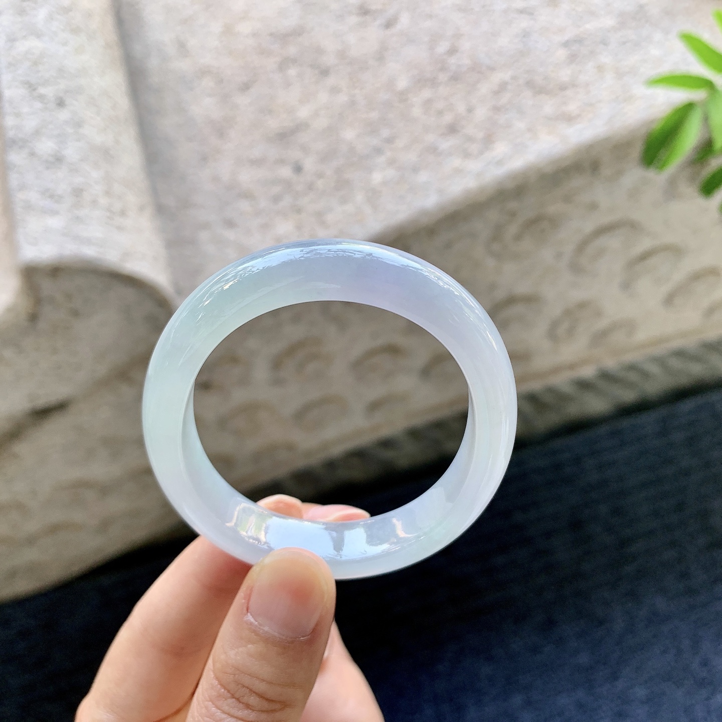 贵妃52 53 圈口53.5/46/10.7/7 编码DZ091379 糯冰春带彩，水润，种老，细腻，无裂