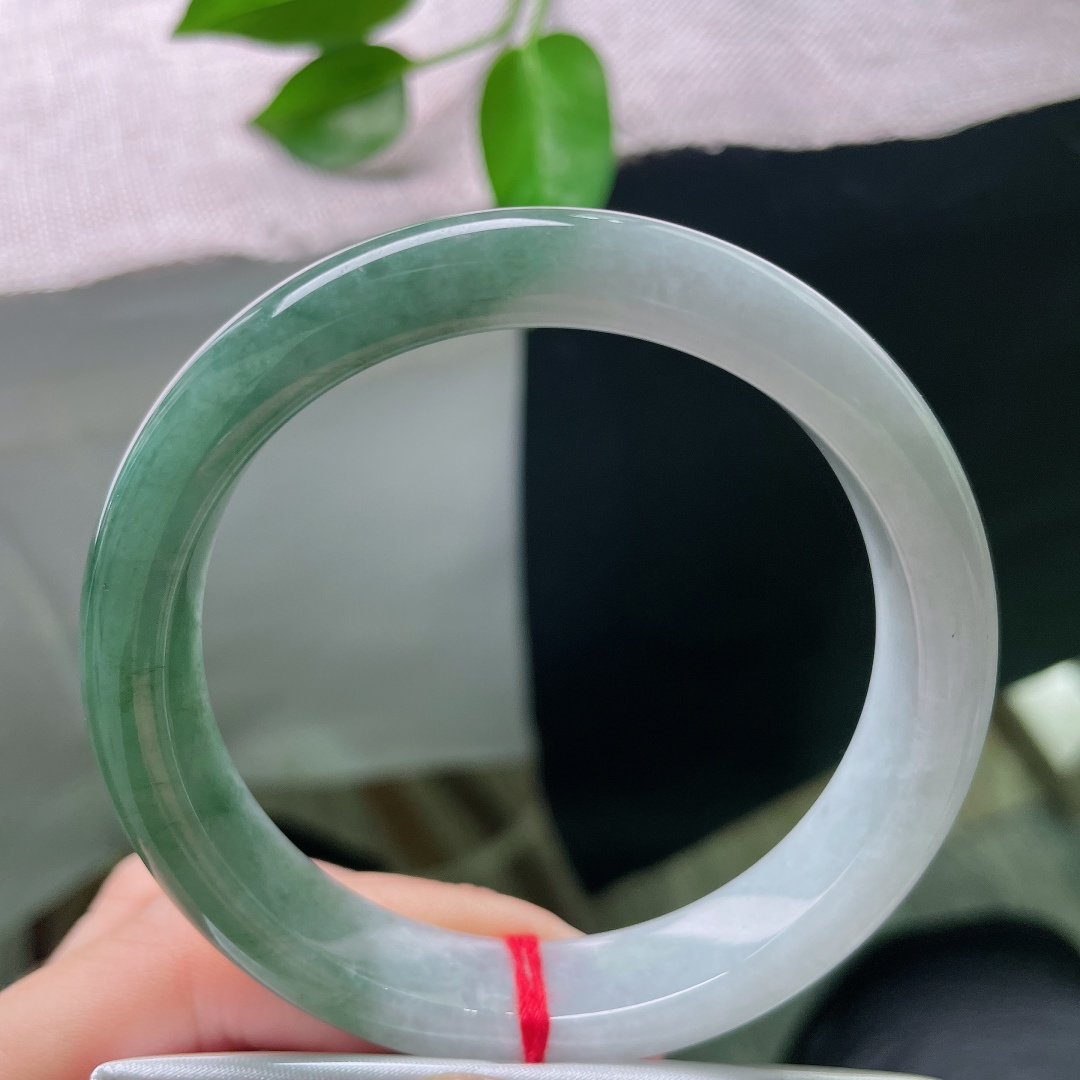 58.6/12.6/8.6，油青正圈，皮纹，种水清润透亮，自带柔和胶感，经典正圈镯型，上手端庄雅致。ss59007a