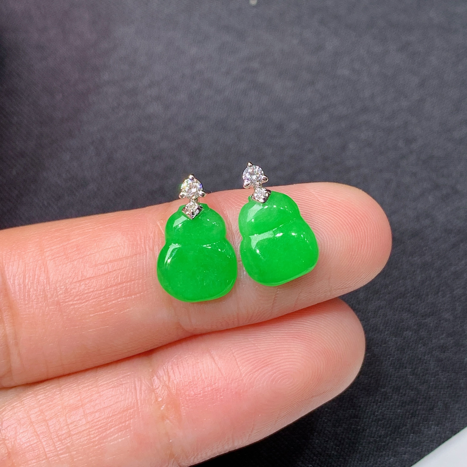 阳绿葫芦耳钉，18k金镶嵌，简约时尚，冰润细腻，种水足，Zha 尺寸8.7*7.5*2.2