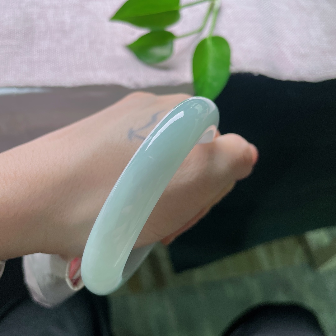 58/12.2/9.0，蓝底正圈，无裂，冰晴平安镯，玉质细腻油润，晴水底色清浅通透，流淌温润水光。ss58995a