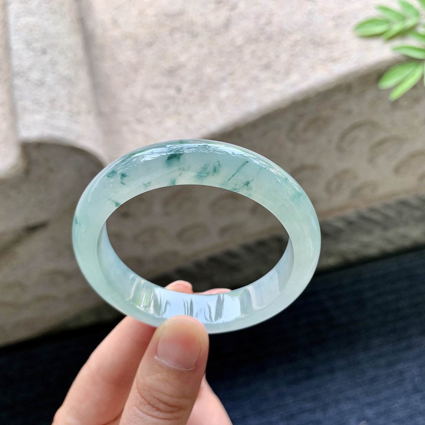 正圈50 51 圈口50.7/12.3/7.6 编码J1090935 糯冰飘花，水润，种老，细腻，打灯有纹线