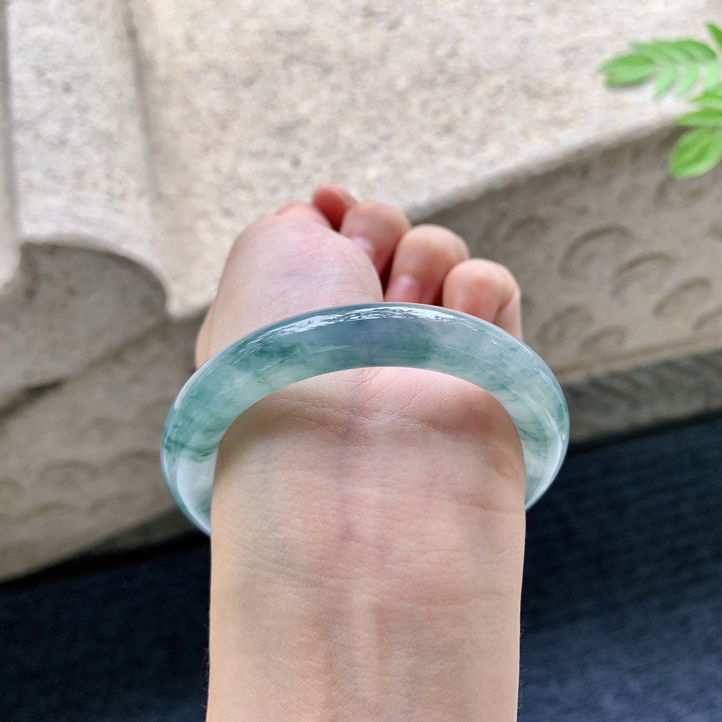 圆条51 52 圈口52.6/9.7/9.6 编码B2090717 冰糯飘花，水润，种老，细腻，打灯有纹线