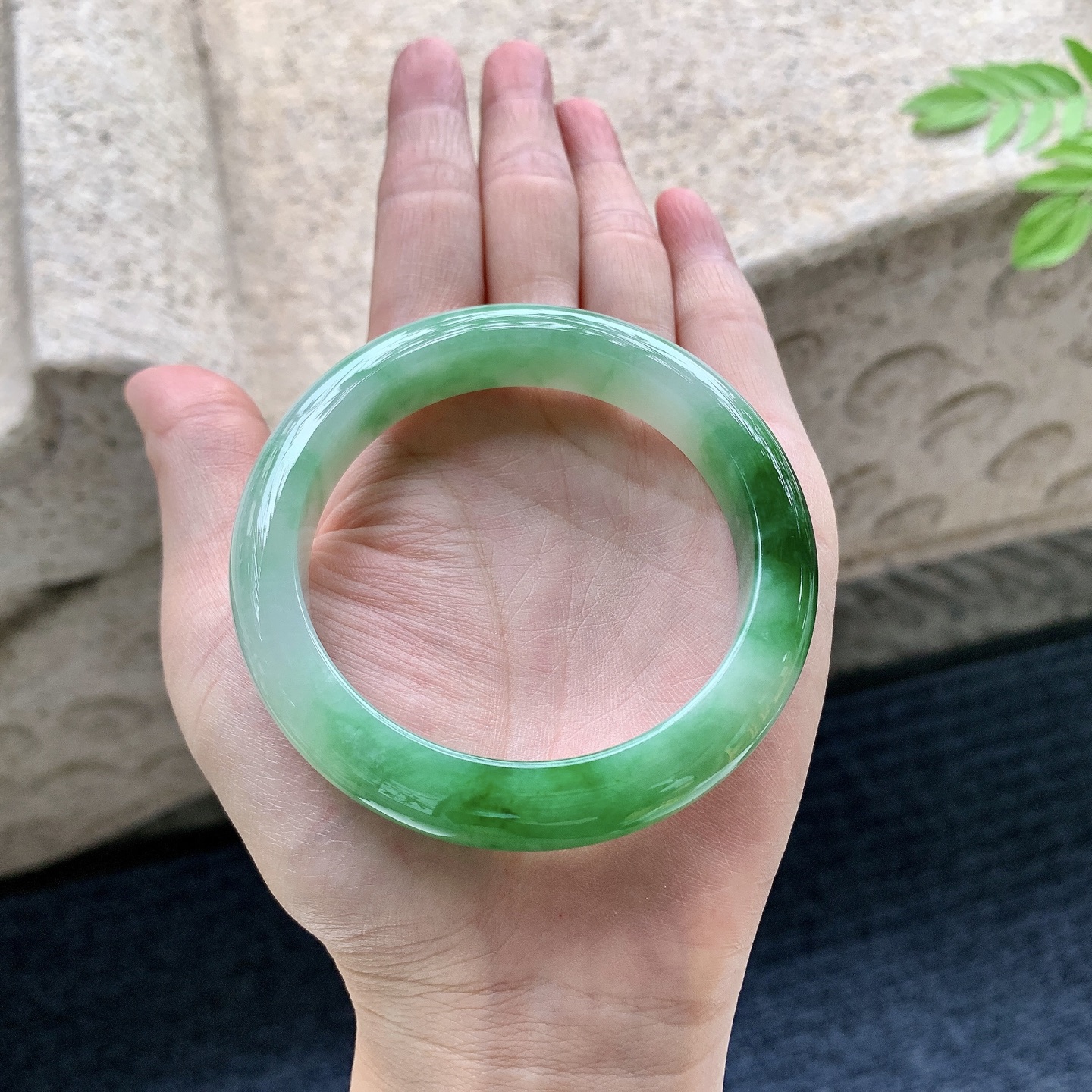 正圈54 55 圈口55/11.7/8.7 编码W6090724 糯冰飘绿，水润，种老，细腻，打灯有纹线