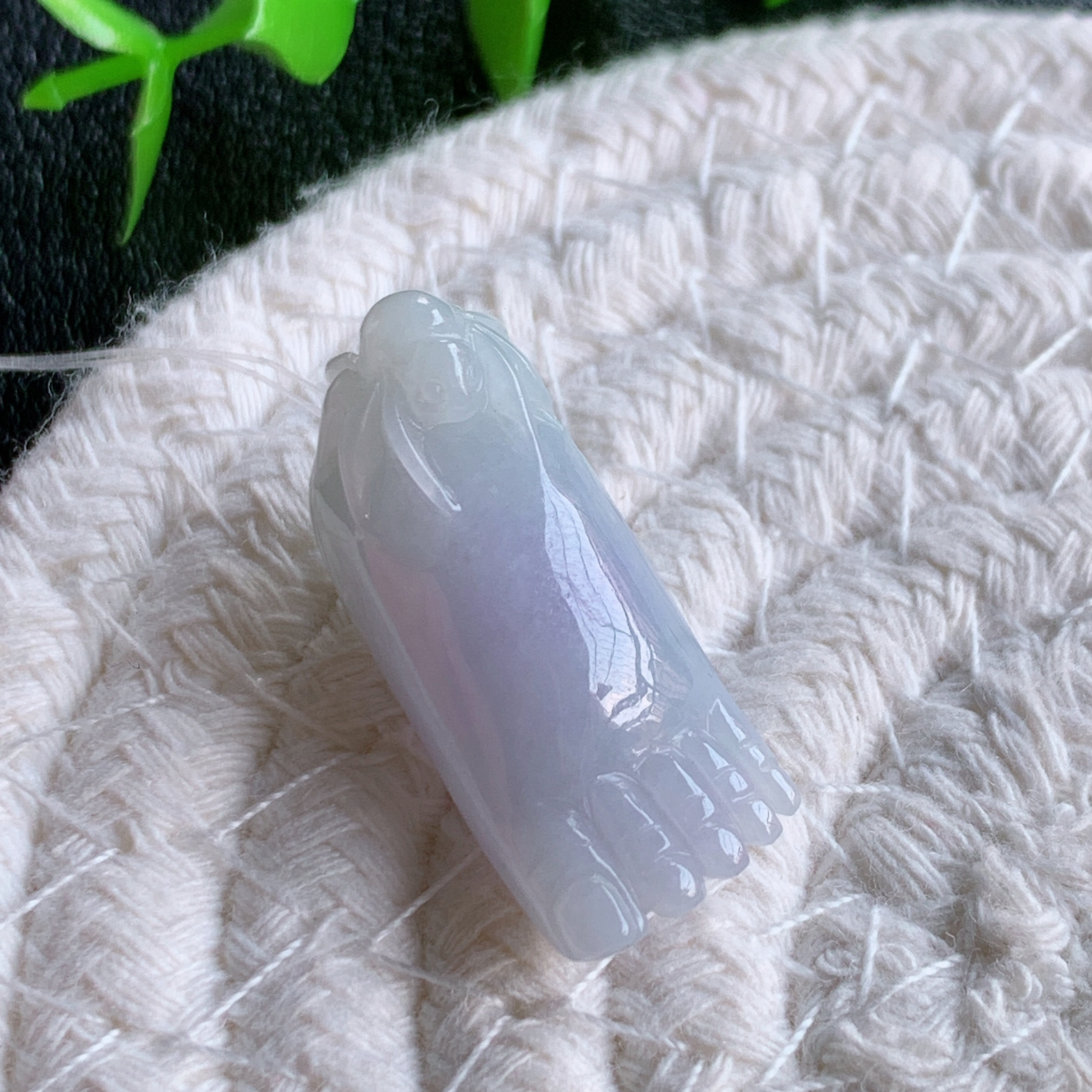 精美紫罗兰知足常乐吊坠 种老水足  玉质细腻起胶，冰胶感足 底子干净 色泽鲜亮 雕工精细 佩戴优雅迷人！W49.13  尺寸:28-15-12.2mm