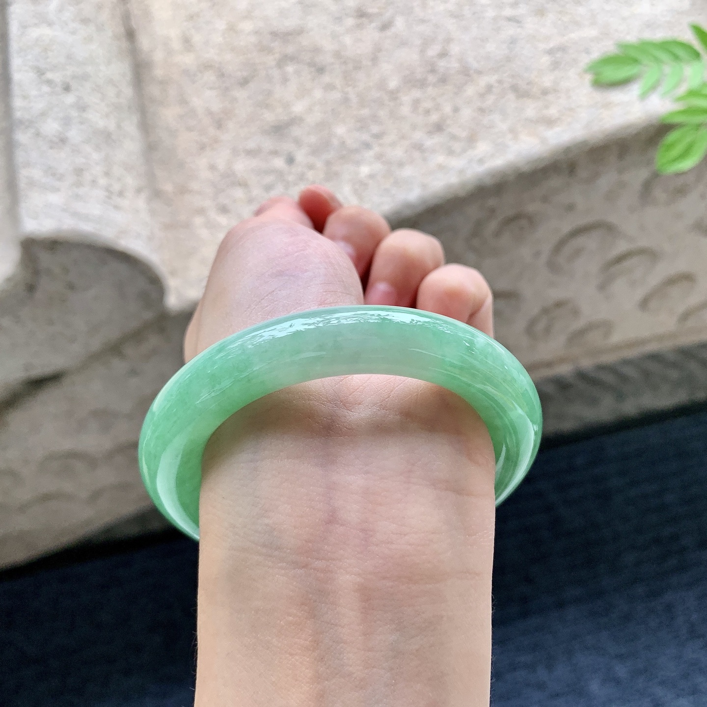 圆条52 53 圈口53.4/11.1/11.1 编码HJ090703 阳绿，水润，种老，细腻，打灯有棉线
