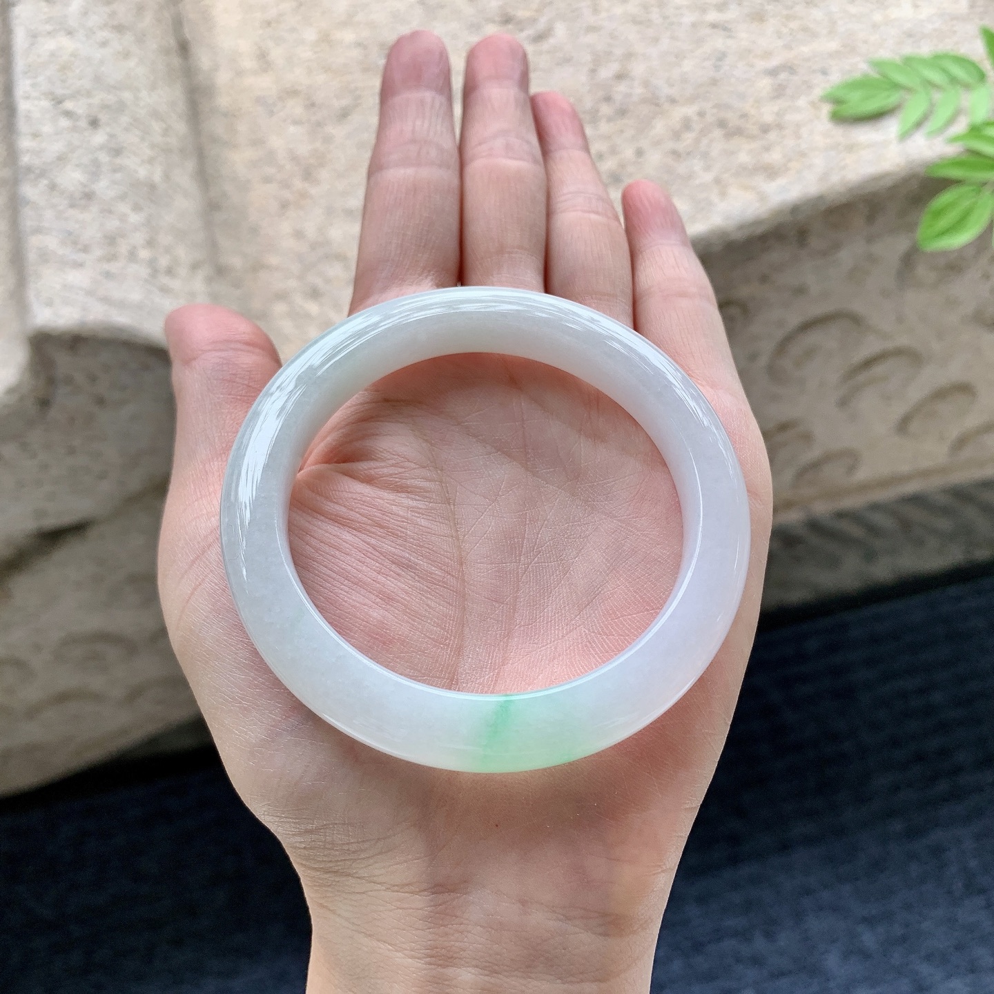 正圈53 54 圈口54.5/9.7/8.6 编码T1090704 细糯飘绿，水润，种老，细腻，无裂