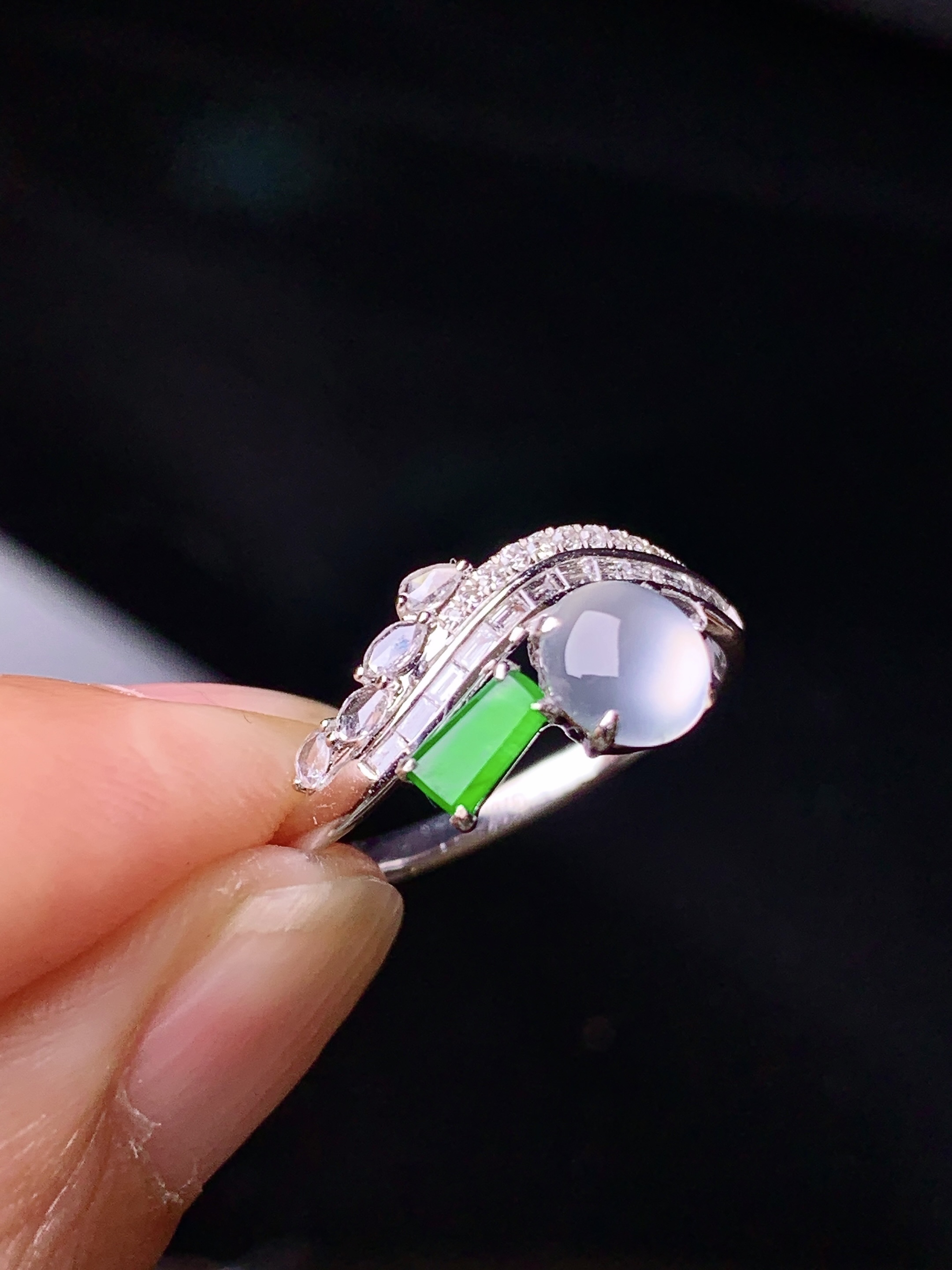 18k金钻镶嵌冰种蛋面戒指 玉质细腻 色泽艳丽清新 水润亮眼 圈口13 裸石尺寸5.7*5.3*2.5 m7