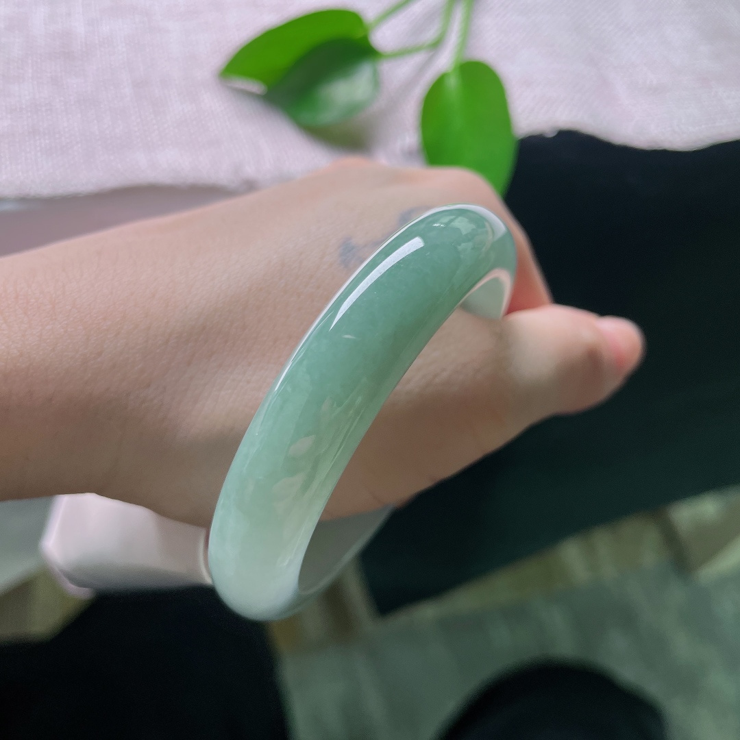 53.4/12.4/8.2，油青正圈，一点皮纹，半山半水平安镯，玉质细腻温润，由浅至深自然过渡，层次雅致。ss58819a