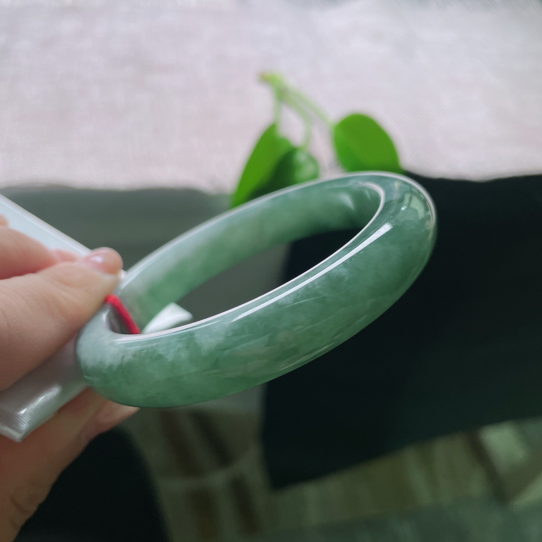 58/12.2/8.8，油青正圈，色线，镯身圆润宽厚，贴合腕间曲线，平安镯寓意岁岁平安顺遂无忧。ss59010a