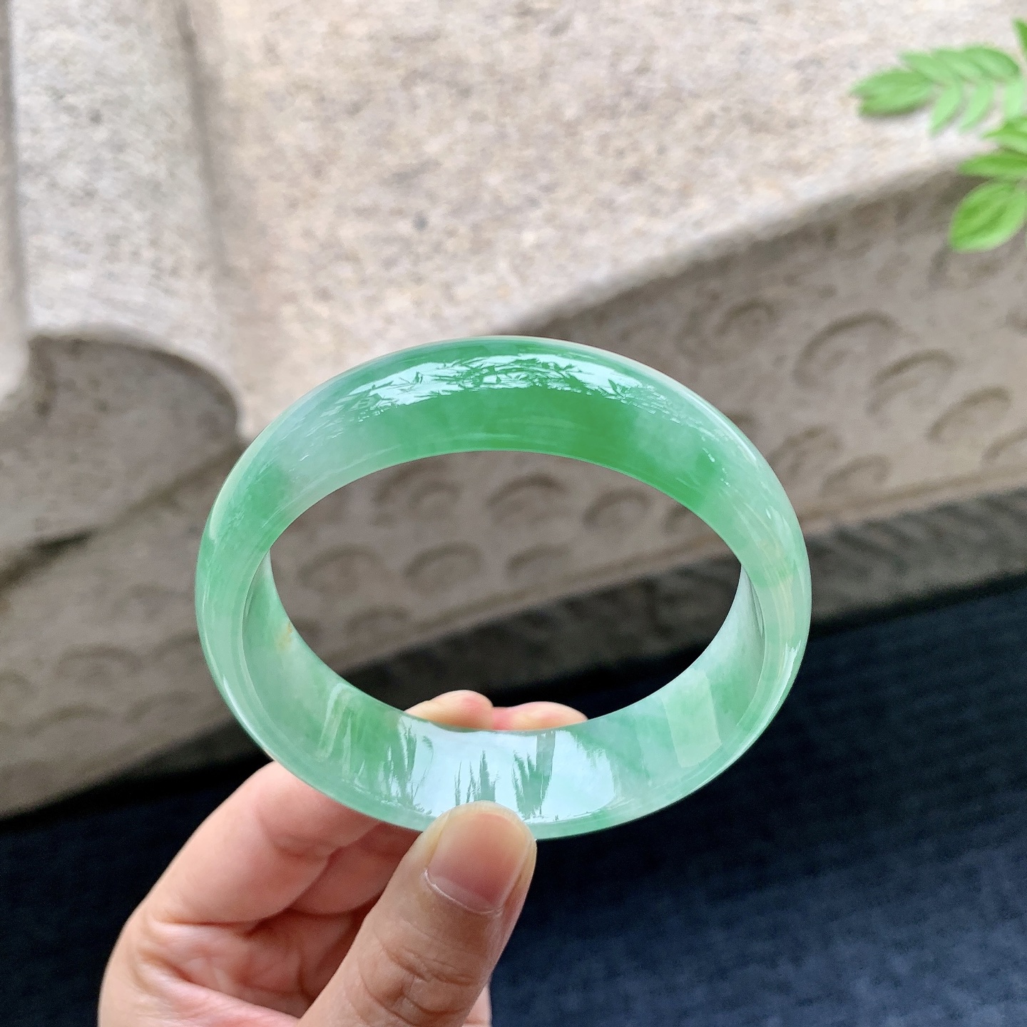 正圈57 58 圈口58.2/17/6.3 编码HJ090701 冰糯飘绿，宽版，水润，种老，细腻，打灯有棉线
