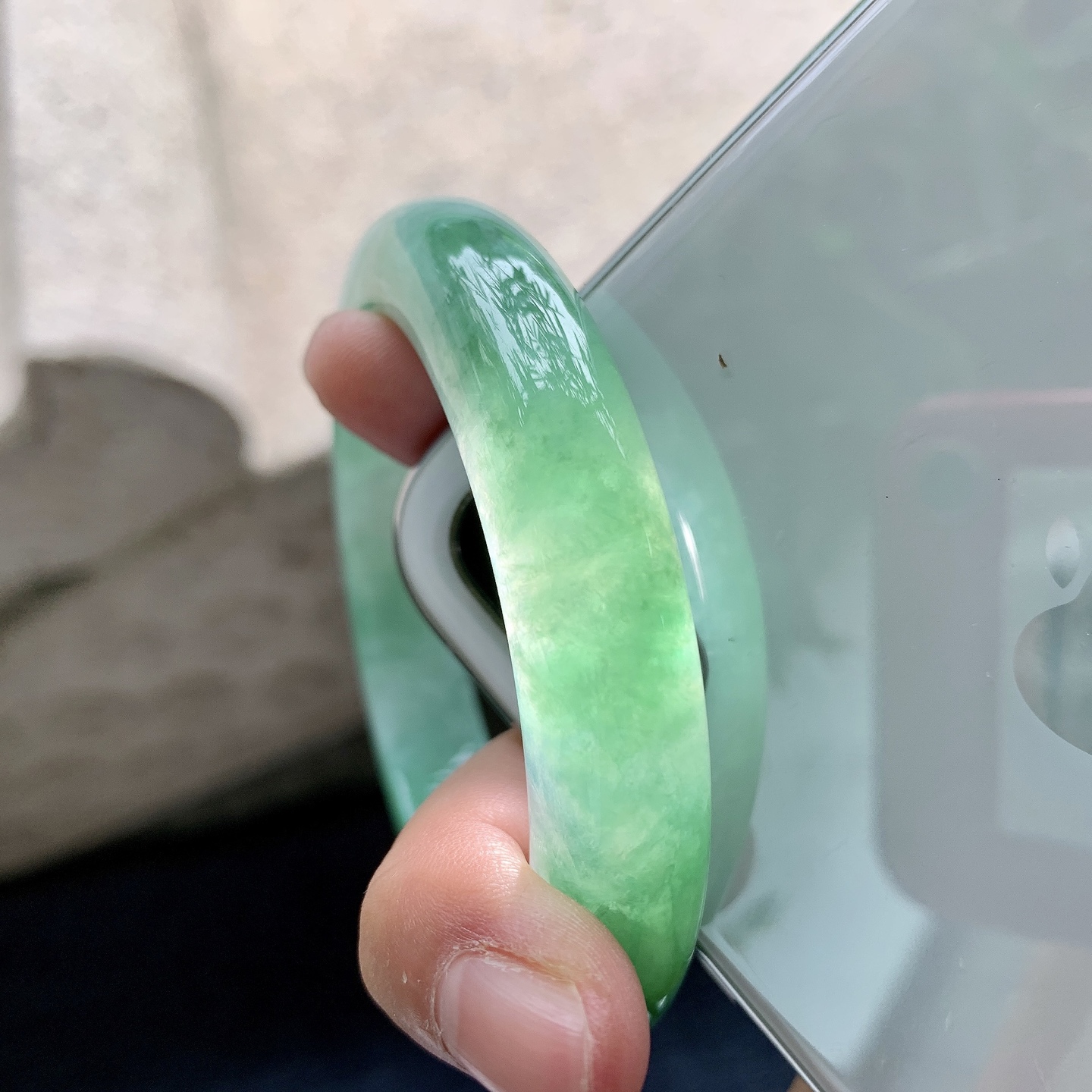 正圈55 56 圈口56/11.7/9.4 编码W6090719 糯冰飘绿，水润，种老，细腻，打灯有纹线