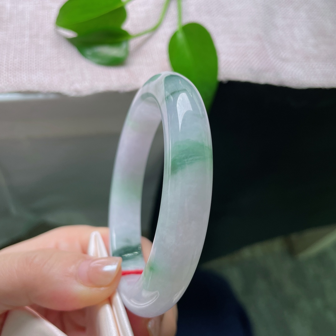 60/12.4/9.3，飘花正圈，一点皮纹，浅紫如烟弥散玉身，片片飘花随性散开，莹润水光衬得人雅致脱俗。ss59024a