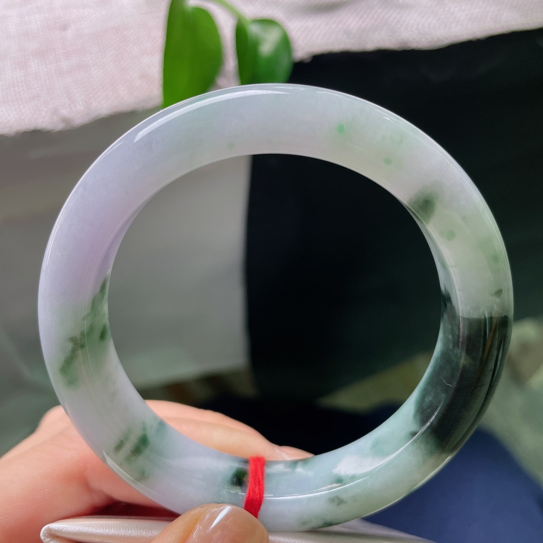 59/13./10.1，飘花正圈，一点皮纹，冰润玉底晕开朦胧紫，飘逸绿花错落分布，素圈简约，气韵温润大方。ss59035a