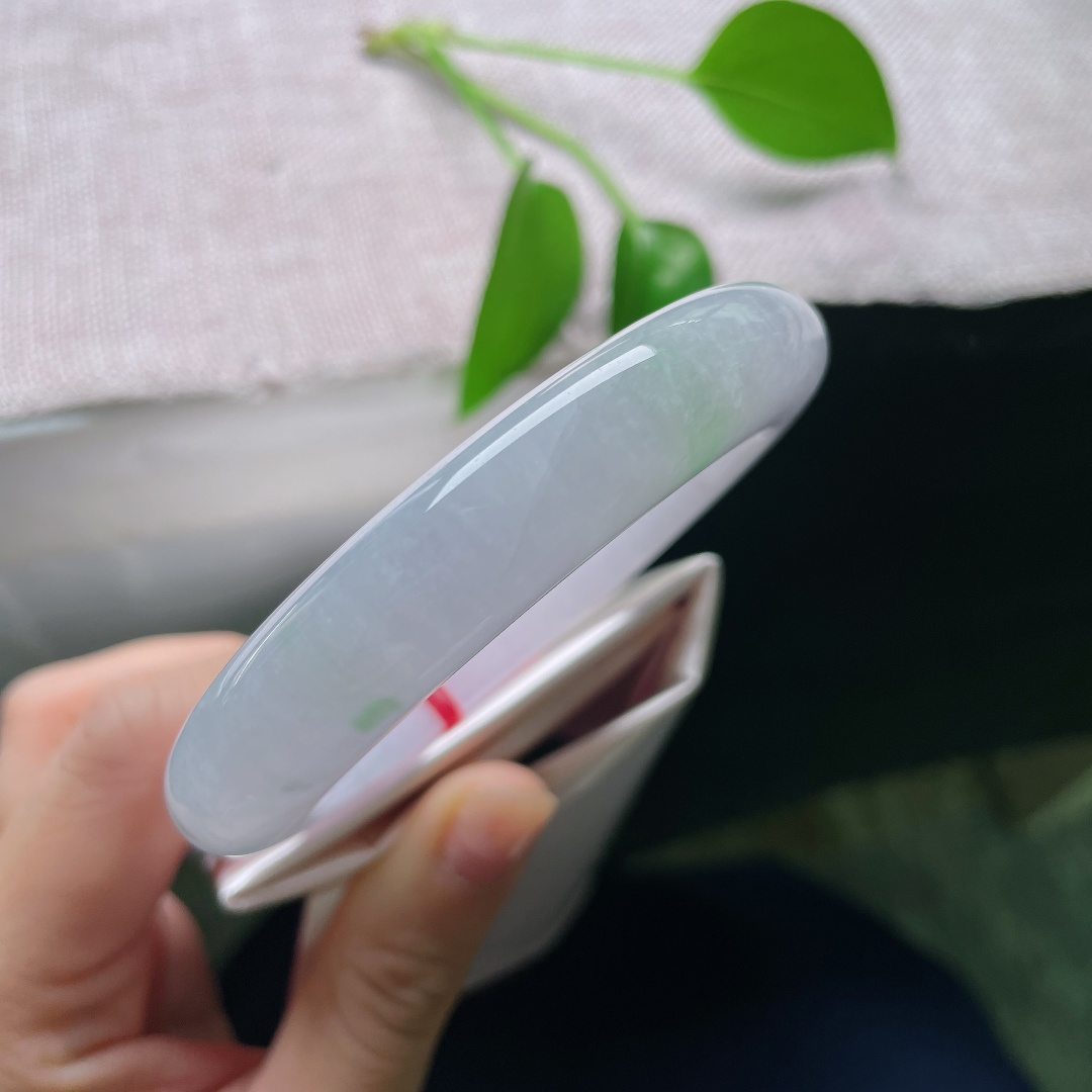59/13/10.5，春彩正圈，一点皮纹，玉质细腻胶感十足，白底衬俏绿，像春风携翠落于素玉之上。ss59037a