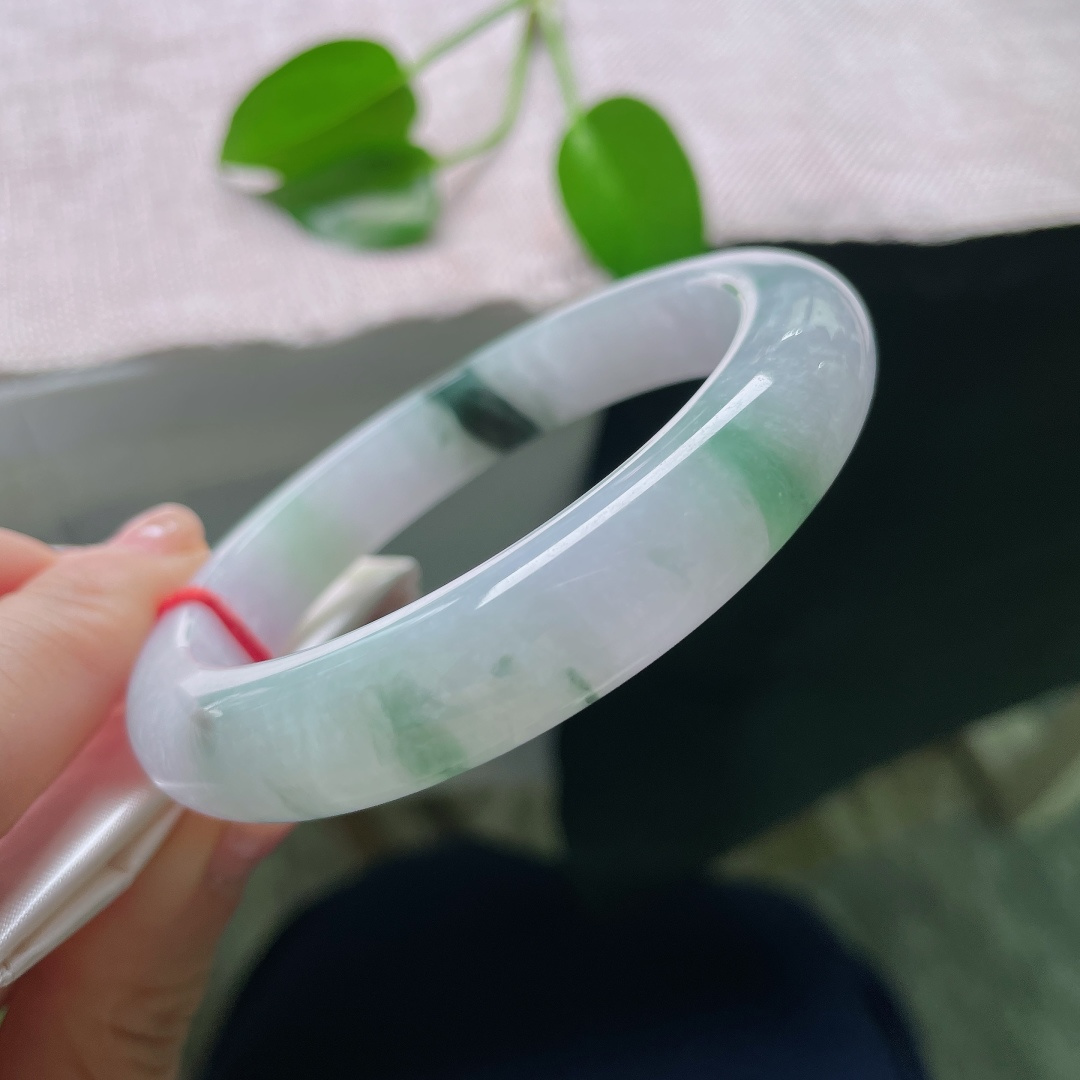 60/12.4/9.3，飘花正圈，一点皮纹，浅紫如烟弥散玉身，片片飘花随性散开，莹润水光衬得人雅致脱俗。ss59024a