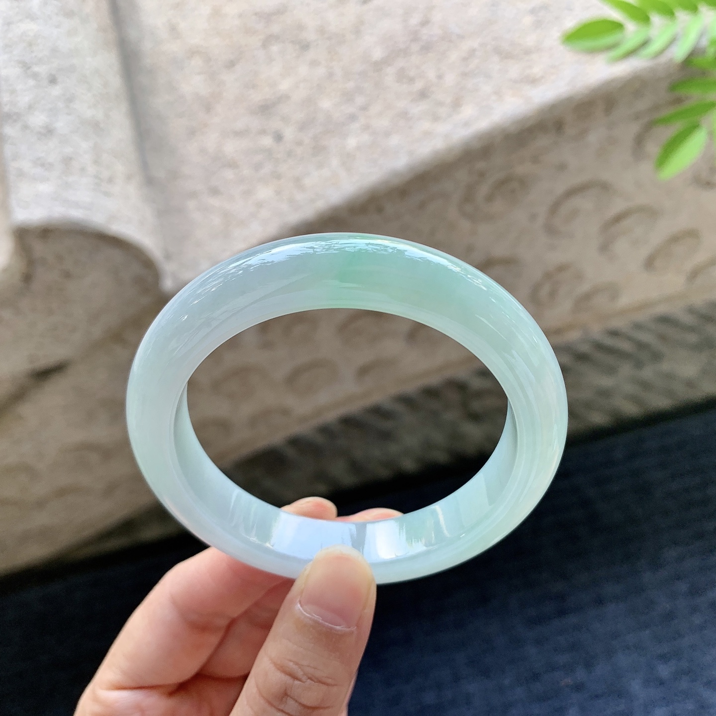 正圈54 55 圈口55.6/11.6/8.7 编码AD091519 细糯飘绿，水润，种老，细腻，无裂