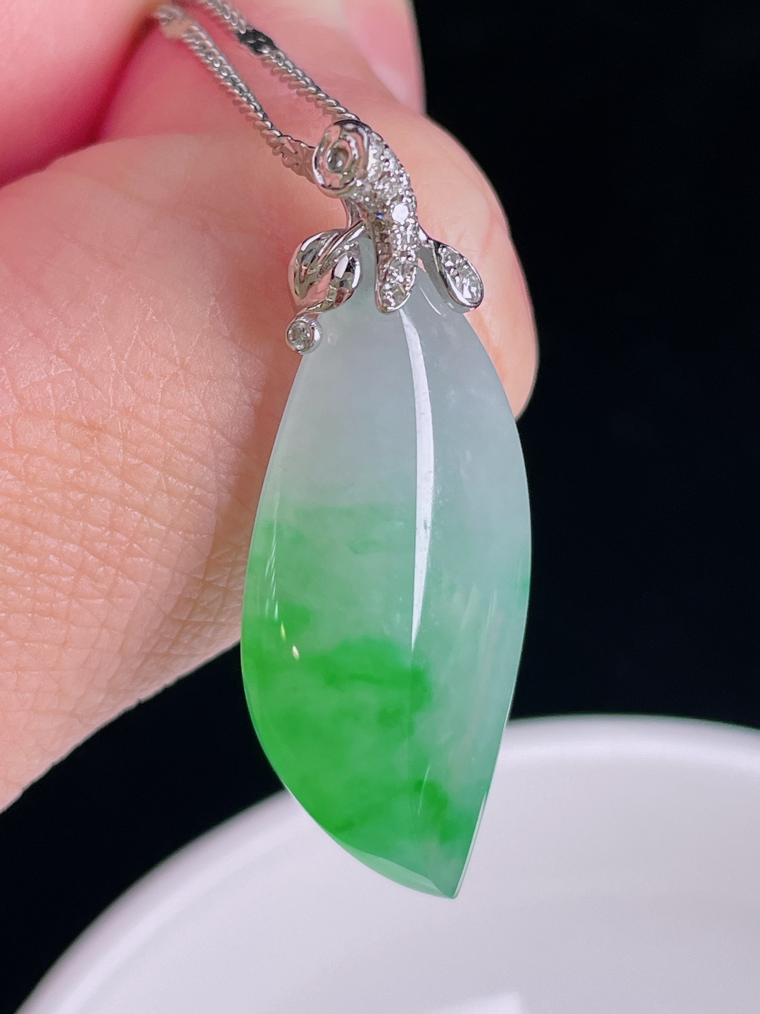 冰绿随形，18k镶嵌，老种起光，细底通透，尺寸：35.5裸石29.5/13/7.8mm0914