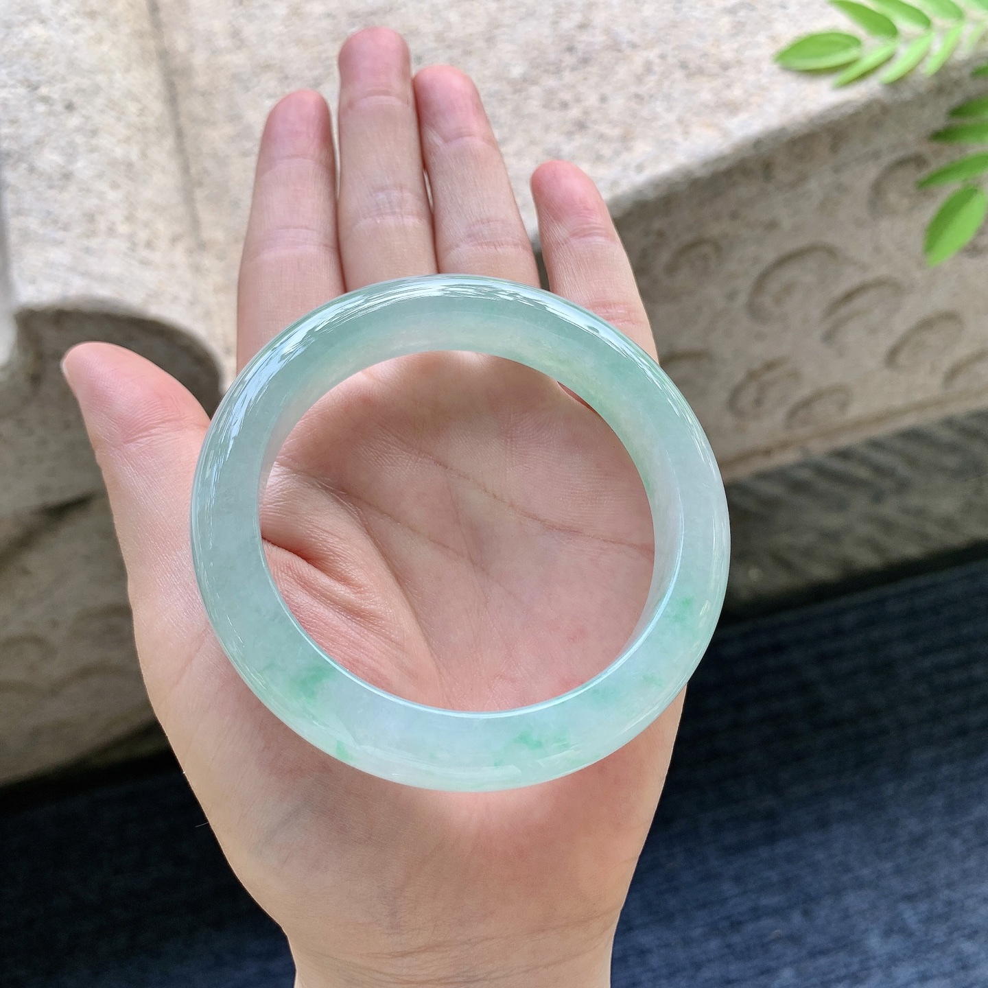 正圈55 56 圈口56.8/12.6/9.2 编码W6091541 糯冰飘绿，水润，种老，细腻，打