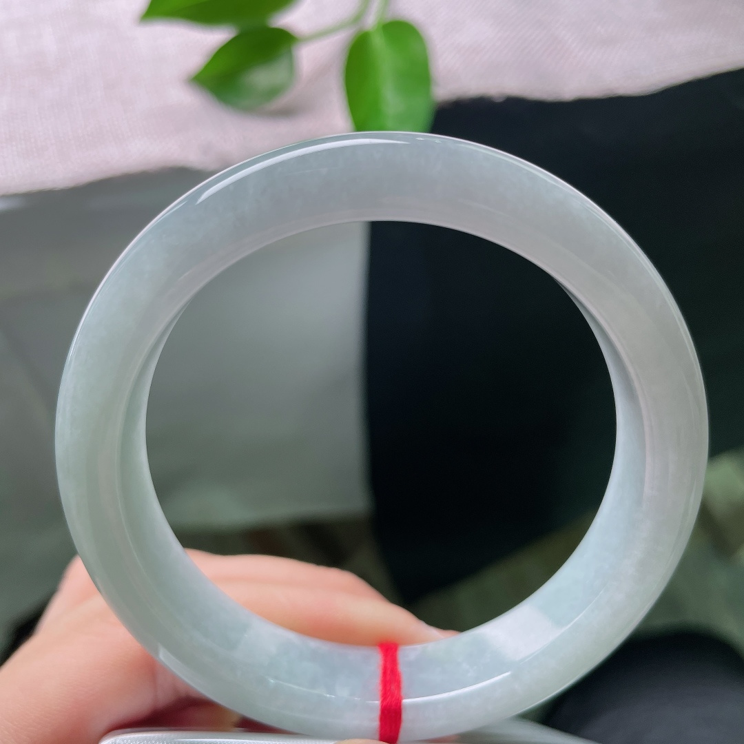 58.4/13/8.7，蓝底正圈，一点皮纹，种水清爽干净，玉光淡雅内敛，经典正圈版型，上手温婉端庄大气。ss59011a