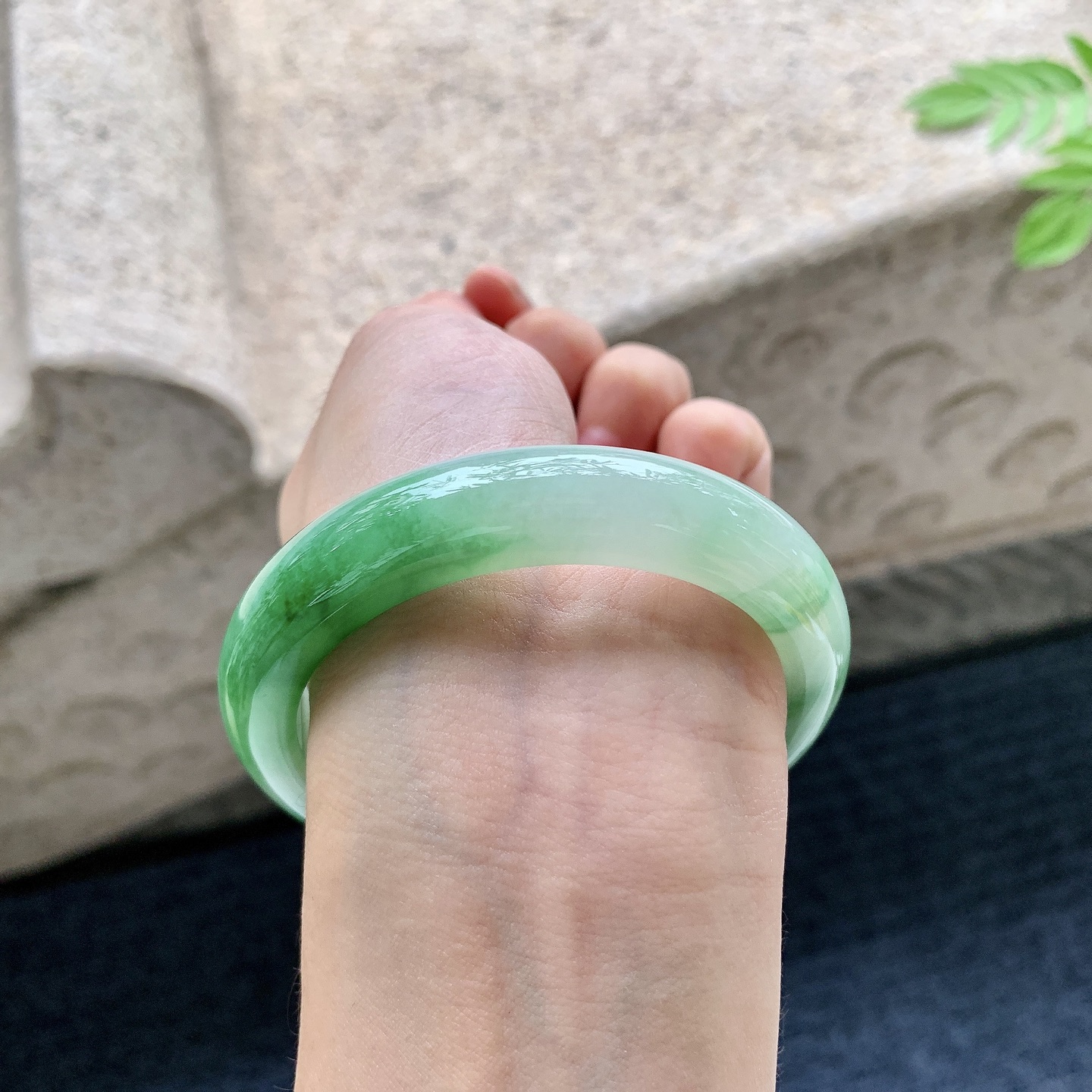 正圈54 55 圈口55/11.7/8.7 编码W6090724 糯冰飘绿，水润，种老，细腻，打灯有纹线