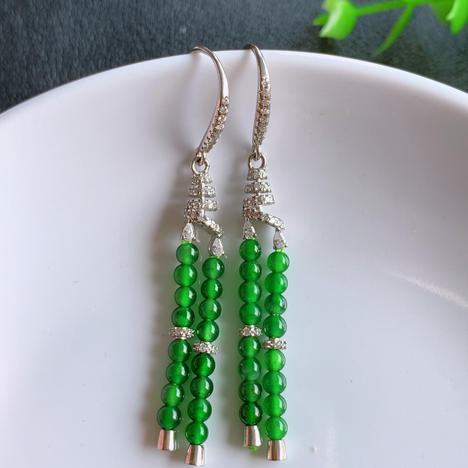 冰满绿翡翠925银镶嵌圆珠耳坠，自然光实拍，颜色漂亮，种老水足，品相佳，佩戴佳品！W481.13 取一整体尺寸：50-6mm  裸石尺寸：3mm