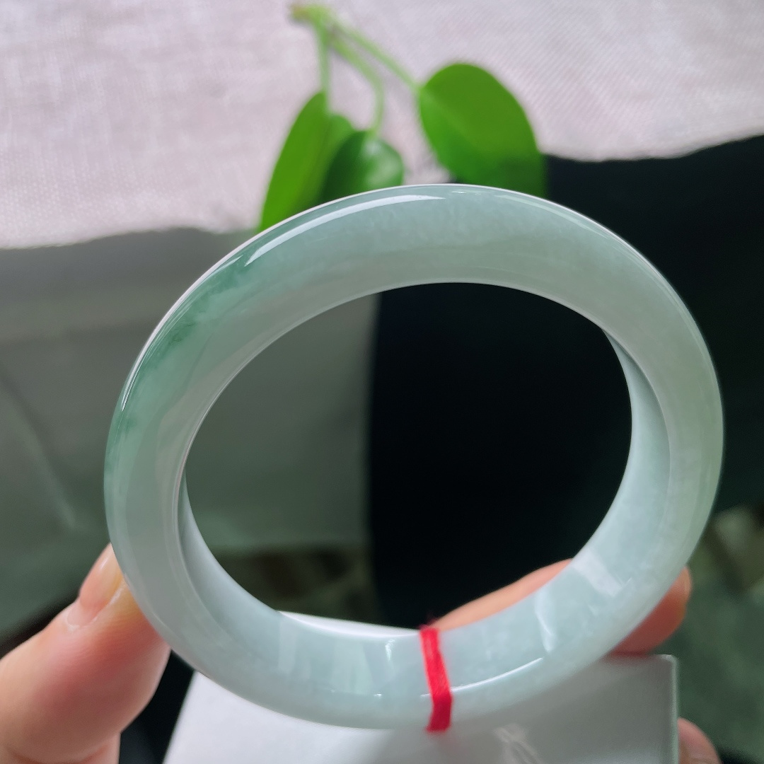 58.4/12.6/8.9，油青正圈，晶体，绿段浓淡自然，素底干净素雅，山水意境越细看越耐人回味。ss59013a